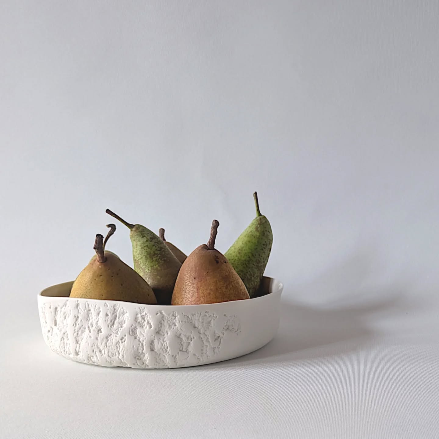 Art de la table - Collection Écorce
-
Plat en porcelaine & Poires du jardin
#artdelatable #porcelaine #empreinte #pieceunique #artisanatdart #poire #porcelainesensible