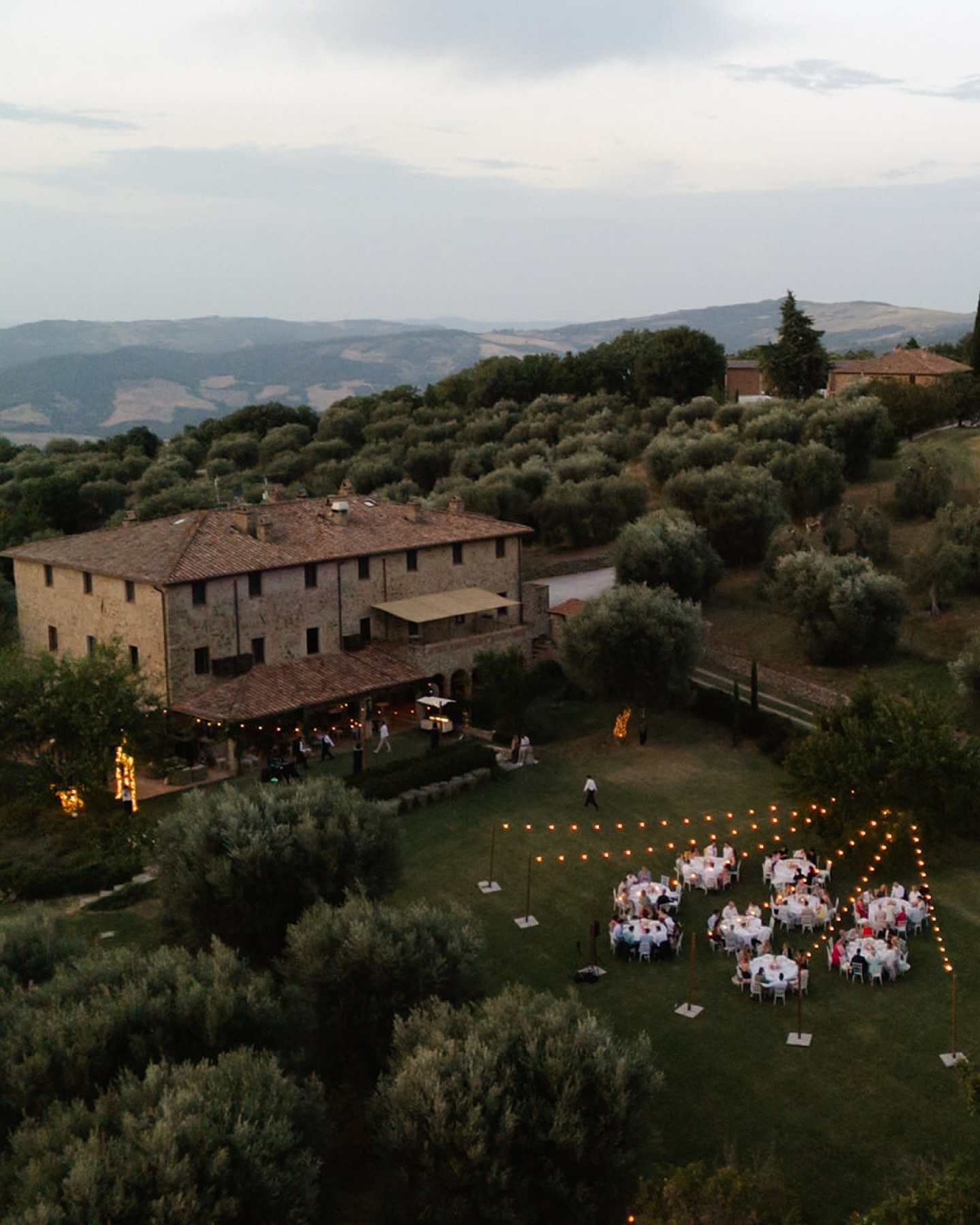 A colorful tuscan celebration of love 🤍
#wedding #weddingphotography #destinationwedding #weddingdetails #tuscanywedding #italywedding #amore #candidweddingphotography #marinaandchris #marinaandchrisphotography