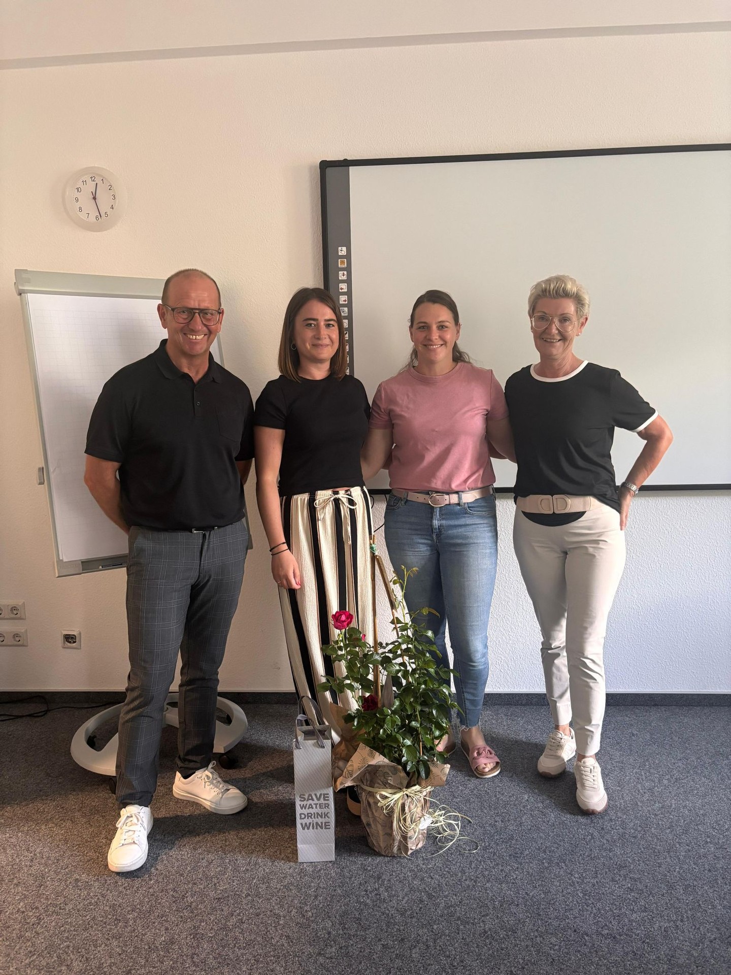 Wir feierten im August gleich zwei besondere Jubiläen in der 18 jährigen Firmenchronik der Business Academy Marburg
Heute blicken wir voller Dankbarkeit und Stolz auf gleich zwei Meilensteine in unserem Team:
15 Jahre Isabell Müller,
10 Jahre Laura Stummer
Beide stehen für das, was unsere Business Academy in Marburg ausmacht: Engagement, Loyalität und die Leidenschaft, berufliche Wirksamkeit nicht nur für sich selbst, sondern auch für andere erlebbar zu machen.
Isabell und Laura gehören zur jungen Generation, die bei uns ihren Platz gefunden haben – und zeigen, wie wichtig Beständigkeit, Weiterentwicklung und Begeisterung für den eigenen Weg sind. Durch ihre Arbeit prägen sie nicht nur unseren Alltag, sondern auch die Zukunft unseres Unternehmens.
🙏 Wir sagen von Herzen Danke für eure Energie, eure Treue und die vielen Momente, in denen ihr das Miteinander bei uns auf besondere Weise bereichert habt.
Auf viele weitere gemeinsame Jahre voller Ideen, Erfolg und Freude!
#firmenjubiläum #jubiläum #team #mitarbeiter #marburg #businessacademymarburg #danke