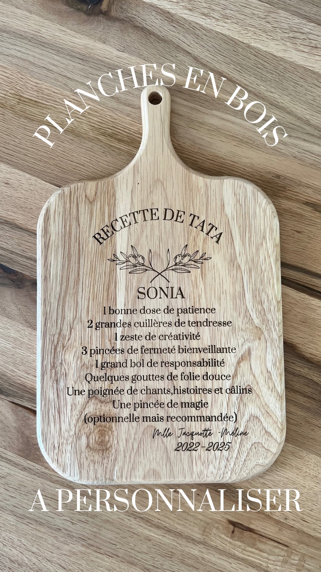 💖 Offrez (ou offrez-vous) un objet unique, à la fois pratique et plein d’émotion ! 💖
🔹 Vous cherchez le cadeau parfait pour un mariage, un anniversaire, la Fête des Mères ou même Noël ? Transformez une simple planche à découper en souvenir gravé qui restera à jamais. 🌿✨
🎁 Choisissez un modèle prêt-à-graver ou créez votre propre message : prénom, date, citation… tout est possible !
Un objet du quotidien qui devient un trésor rempli de sens ❤️
🍇 À la fois utile en cuisine et élégant pour vos apéros, cette planche personnalisée fera briller chaque moment partagé.
💨 Personnalisez-la en quelques clics et recevez-la rapidement, prête à offrir (ou à garder pour vous 😉).
📲 Cliquez sur le lien en bio pour créer la vôtre dès aujourd’hui ! 🛍️
🔖 #CadeauPersonnalisé #PlancheEnBois #IdéeCadeau #GravureUnique #CadeauMariage #FeteDesMeres #noelmagique