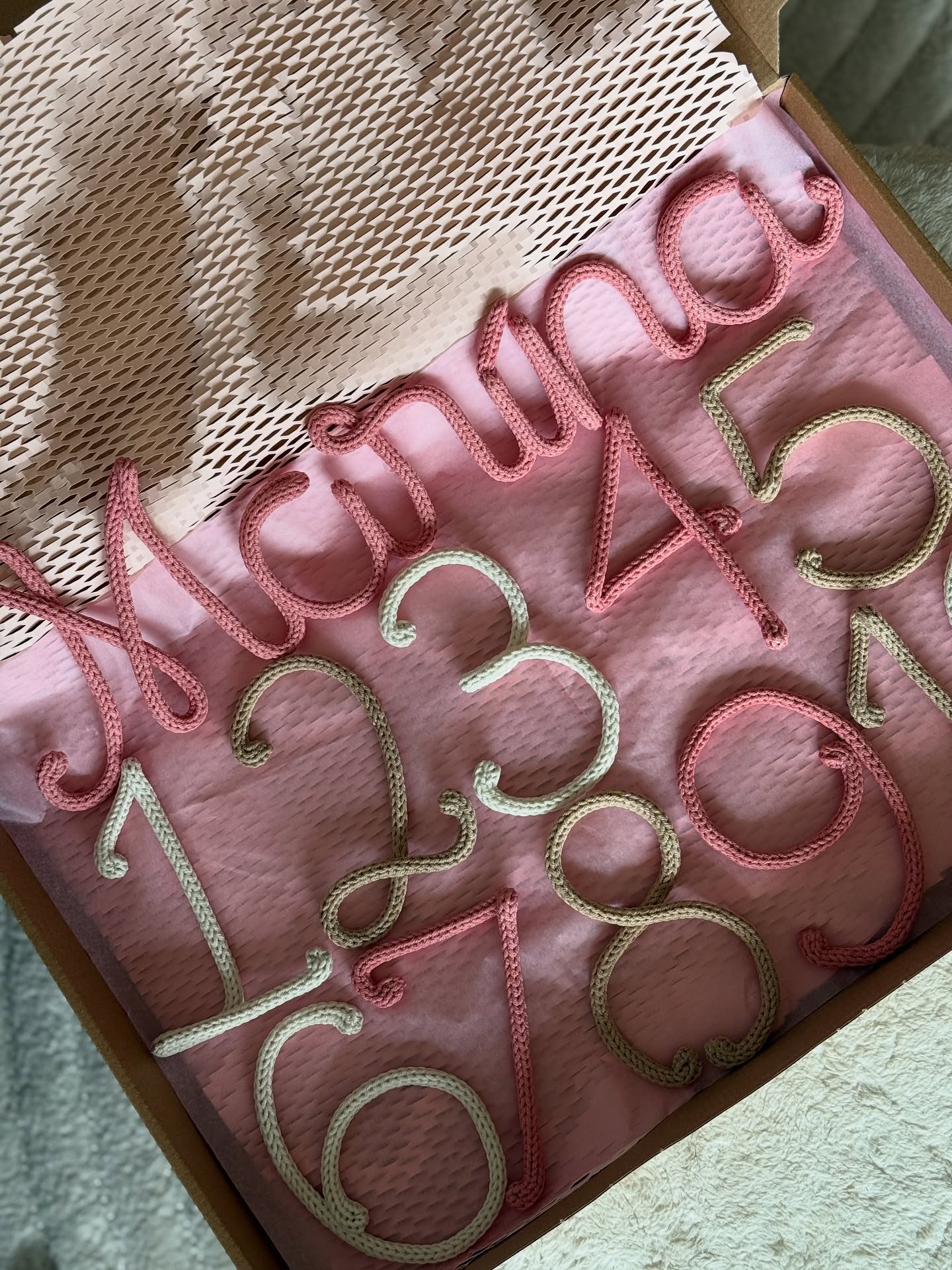 Každý měsíc s miminkem je jedinečný.
Roste, mění se, učí se nové věci… a my bychom si přály tyhle chvíle uchovat navždy.
Právě proto vznikly pletené číslice na měsíční focení – aby bylo snadné a krásné zaznamenat první rok života vašeho miminka. 🤍
A když k tomu přidáte i pletené jméno, vznikne z fotek něžná vzpomínka, která vás bude těšit celý život.