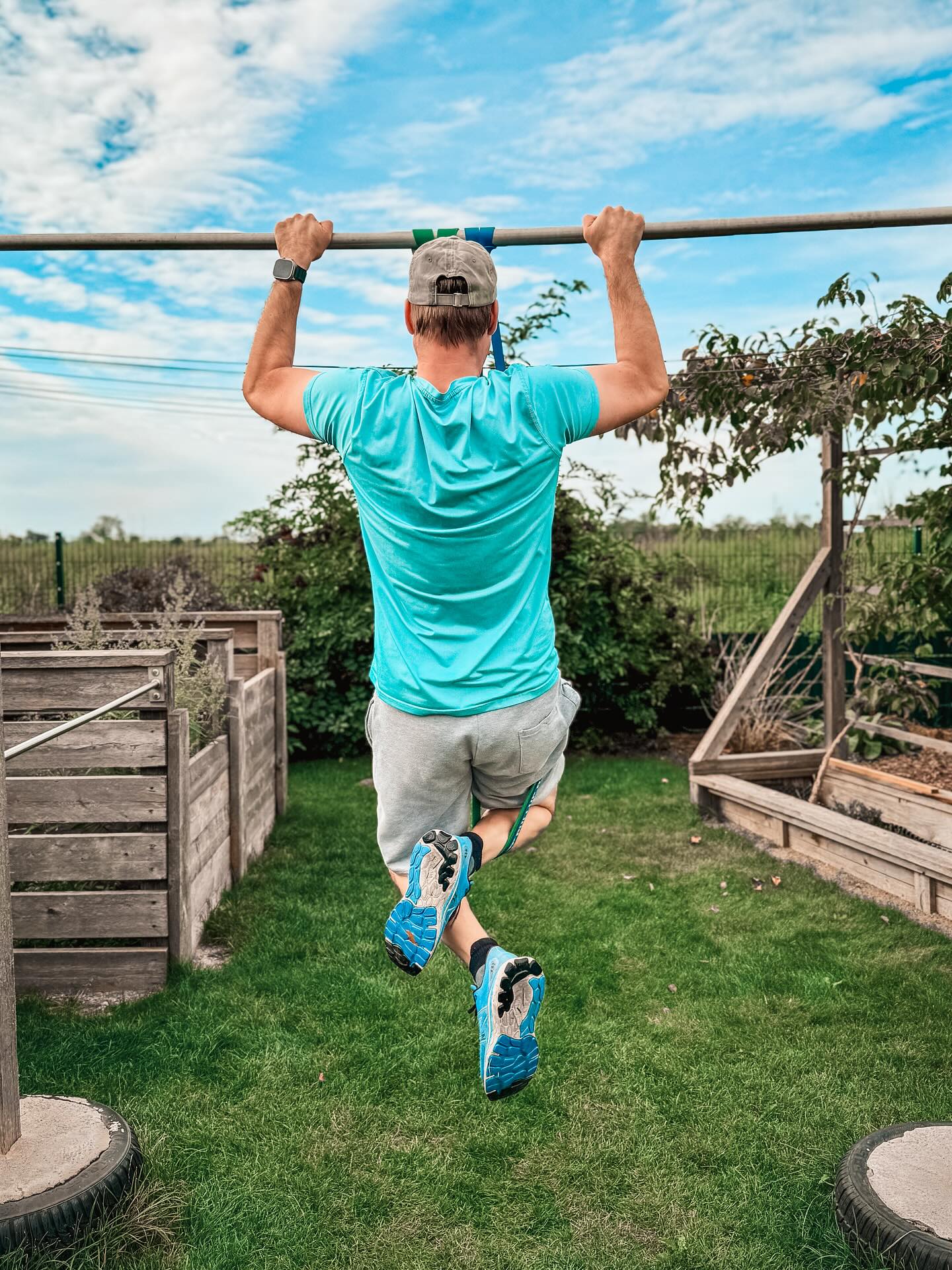 Shiatsu & Krafttraining - ein starkes Duo nach einem Bandscheibenvorfall 💪🏼
Nach einem Bandscheibenvorfall geht es auch darum, den Körper wieder ins Gleichgewicht zu bringen:
🌀 Shiatsu hilft, Spannungen zu lösen, die Muskulatur zu entspannen und den Energiefluss zu harmonisieren.
💪 Krafttraining stärkt gezielt die Muskulatur, stabilisiert die Wirbelsäule und gibt Sicherheit in den Bewegungen.
Beides zusammen schafft eine super Balance: Entspannung & Erdung durch Shiatsu, Stabilität & Stärke durch Training. 🌿⚖️
So kann Heilung nicht nur körperlich, sondern auch mental unterstützt werden. 💛
👉 Hast du schon Erfahrungen mit Shiatsu oder Training nach einer Verletzung gemacht?
#shiatsu #krafttraining #pullups #dips #pushups #meridiane #health #shiatsumichl #tcm #gesundheit #starkemitte #grundübungen #bandscheibenvorfall #comebackstronger #entspannung #stressabbau