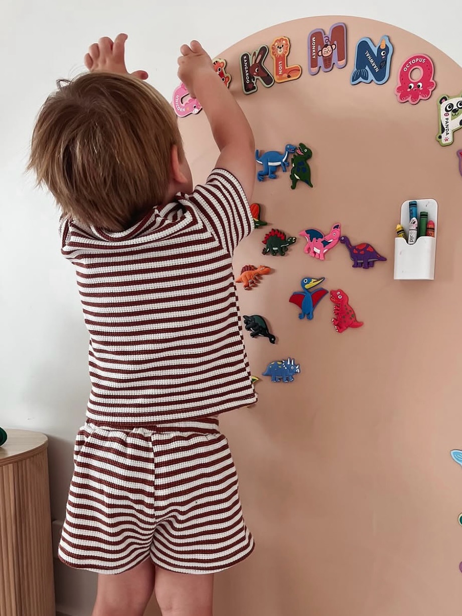 ✨Spielerisch lernen mit Playnino
Unser Magnetboard lädt Kinder dazu ein, Buchstaben, Tiere und Formen selbstständig zu entdecken. Durch die bunten Magnete können sie kreativ experimentieren, spielerisch das Alphabet kennenlernen und ihre Feinmotorik fördern.
Perfekt für kleine Entdecker, die Spaß am Lernen haben 💡🧩
#Playnino #SpielerischLernen #Magnettafel #Kinderzimmerldeen #FeinmotorikFördernMagnettafel #KreativMitKindern #SpielendLernen #KreativesSpielen
#MontessoriInspiration #Lernspaß #SpielenUndLernen #Kinderbeschäftigung
#SpielideenFürKinder #KreativMitKids #MitKindernSpielen