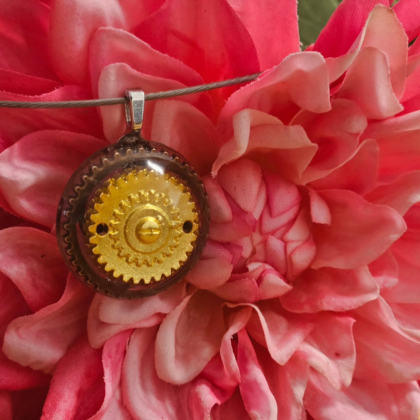 Jeemig, nog maar 3 op steampunk geïnspireerde kettingen over 🫣. Het is heel hard gegaan. 🥰
Welke er nog zijn, kijk op mijn website. Dit is er 1 van! Mocht er problemen zijn bij bestellen, even contactformulier invullen svp. Dit is onder de aandacht, dat dit heel soms niet goed werkt, maar oplossing is er altijd!
#steampunk #ketting #Pastellum #resin #lovemyjob