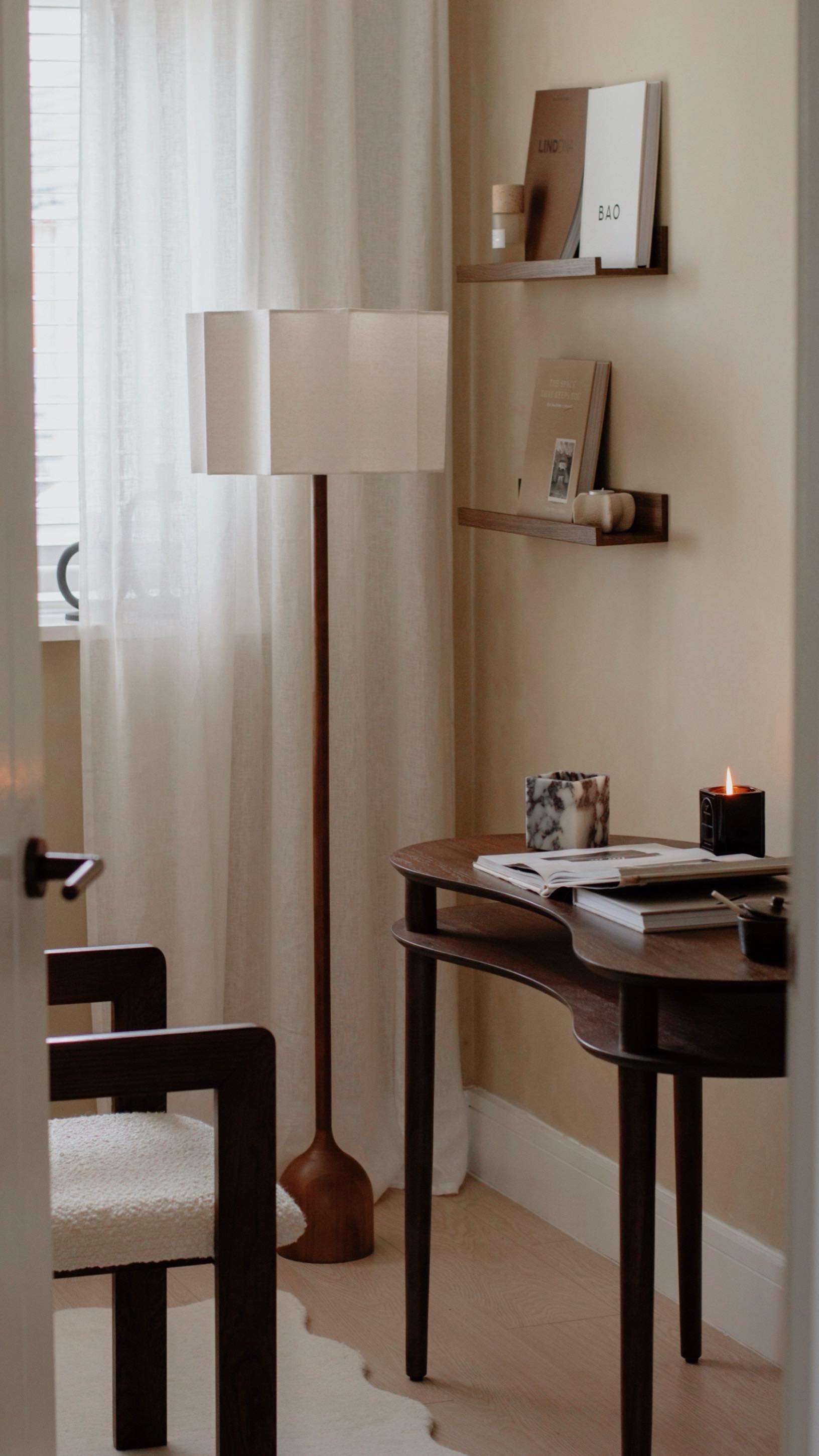 Ad Introducing the beautiful ESME, dark wood floor lamp with a natural linen, inverted scallop shade by @williamwood
We’re absolutely in love and feel it suits this space perfectly!!
All that’s left to really finish this space now is a chair & we cannot wait to show you what we’ve chosen 🤍🤎
(The one in place is our dining chair 🙈)
Happy Sunday! Have a lovely one, whatever you’re up to xx
Love,
Nicola & Vicki xx
William Wood | Floor Lamp | Linen | Dark Wood | Limewash | Office Design | Office Space | Study | Calming Office | Japandi Design