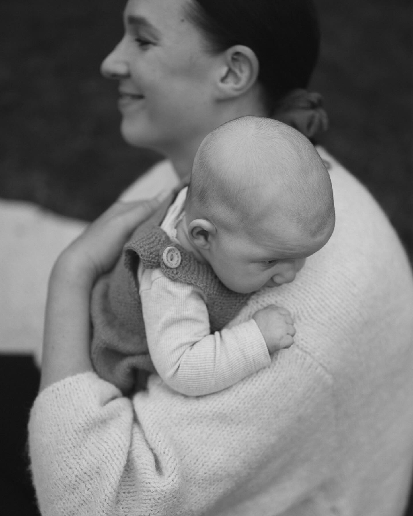 Moni ajattelee, että kuvaukseen pitäisi valmistautua etukäteen esim. uusilla vaatteilla, täydellisellä kodilla ja hetki pitäisi olla kuin saduista. Ja sitten koko kuvaus alkaa tuntua stressaavalta ja jää ehkä kokonaan tekemättä.
Mutta tiedätkö mitä? Sä riität. Teidän koti riittää. Teidän elämä riittää just sellaisena, kuin se tällä hetkellä on. Ja se teidän elämä on se, jonka haluat myöhemmin muistaa.
Mun kanssa kuvaukseen ei tarvitse valmistautua sen enempää, koska kuvaan teidän elämää sellaisena kuin se on.
Ja tiedän kokemuksesta: just ne aidot, epätäydelliset hetket on niitä, joita myöhemmin eniten ikävöidään.
Haluan taltioida teille aitoja muistoja, joita haluatte katsoa aina kun haluat palata menneeseen aikaan. Kuvia, joiden avulla teidän lapset voi joskus palata omaan lapsuuteensa. ✨
Jos haluat kokea perhekuvauksen, jossa ei tarvitse suorittaa tai olla jotakin mitä ei ole – ota yhteyttä. Voin luvata, että saat kuvia, joista teidän elämä huokuu. 💛
#perhekuvaus #perhekuvauskotona #dokumentaarinenperhekuvaus #perhekuvaajat #perhekuvaajaturku #perhekuvaajatsuomi