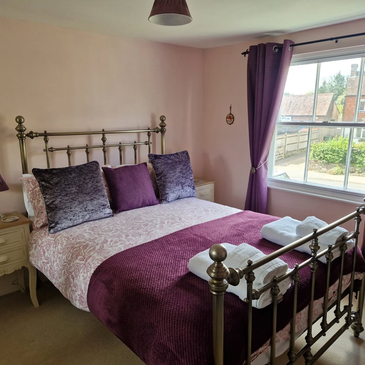 We are providing housekeeping cover for this quaint cottage named 'Robins Nest' , while the owner is recovering from a small operation.
#housekeeping #housekeepingservices #happytohelp #holidayhome #holidaycottage #rye #camber #battle