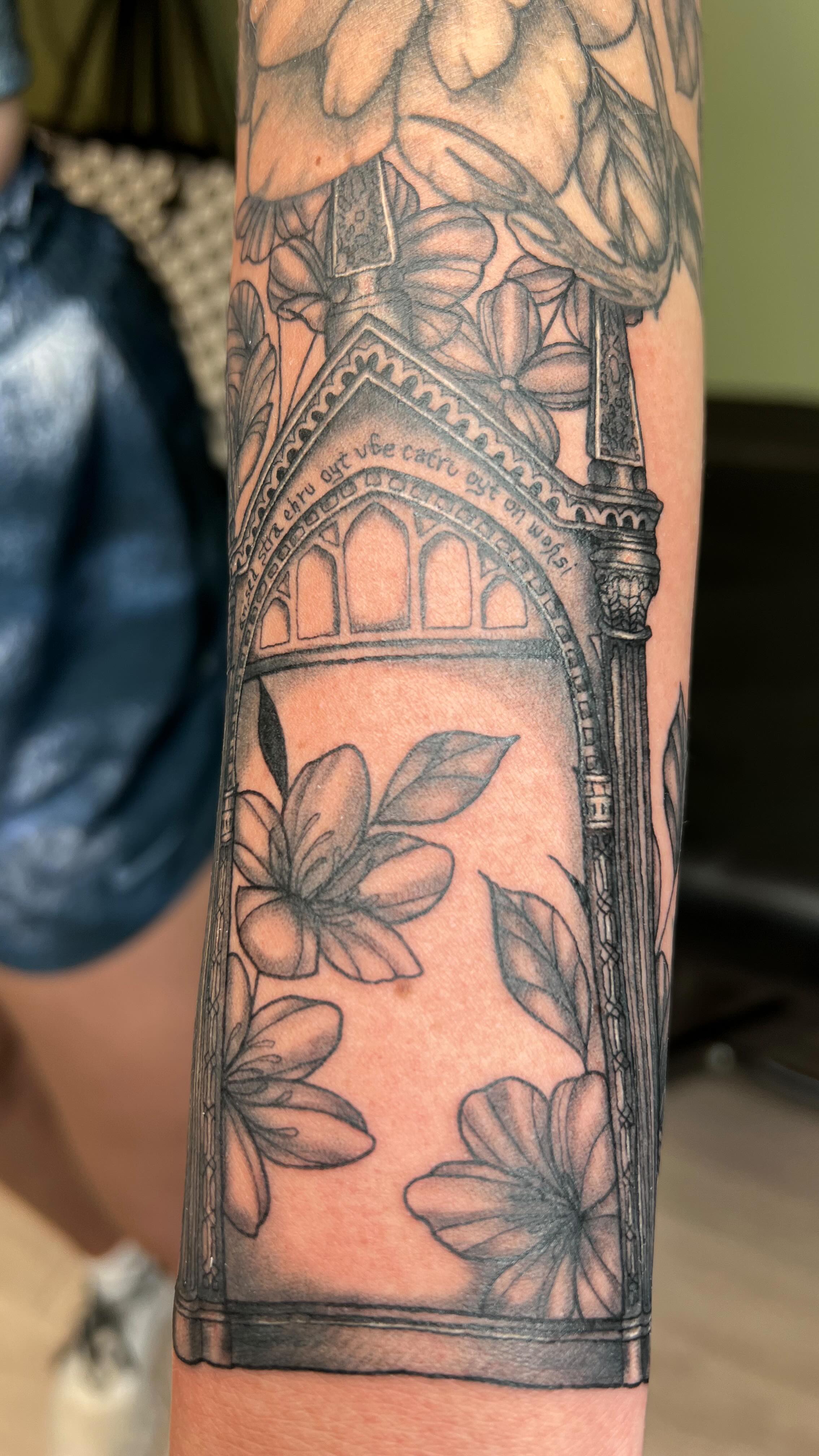The Mirror of Erised! This was such a fun piece to add to this custom arm sleeve! Thank you for giving me such a fun project to work on @kaylee.reynolds_
#sanantoniotattooartist #femaletattooartist #sanantoniotattoos #customtattoo #floraltattoo #harrypotter