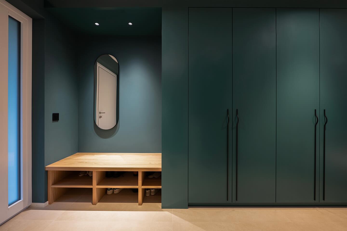 Projet de @constance.interiors
« Rénovation complète d’une maison familiale sur les hauteurs de Morges. Jouer avec les contrastes de matériaux et la couleur dès l’entrée a permis de créer un espace chaleureux tout en préservant le style épuré souhaité par les propriétaires. »
Nous vous invitons à découvrir sur ce compte quelques projets des membres de @daia_collectif
Crédit photo: @wingsandcreativity