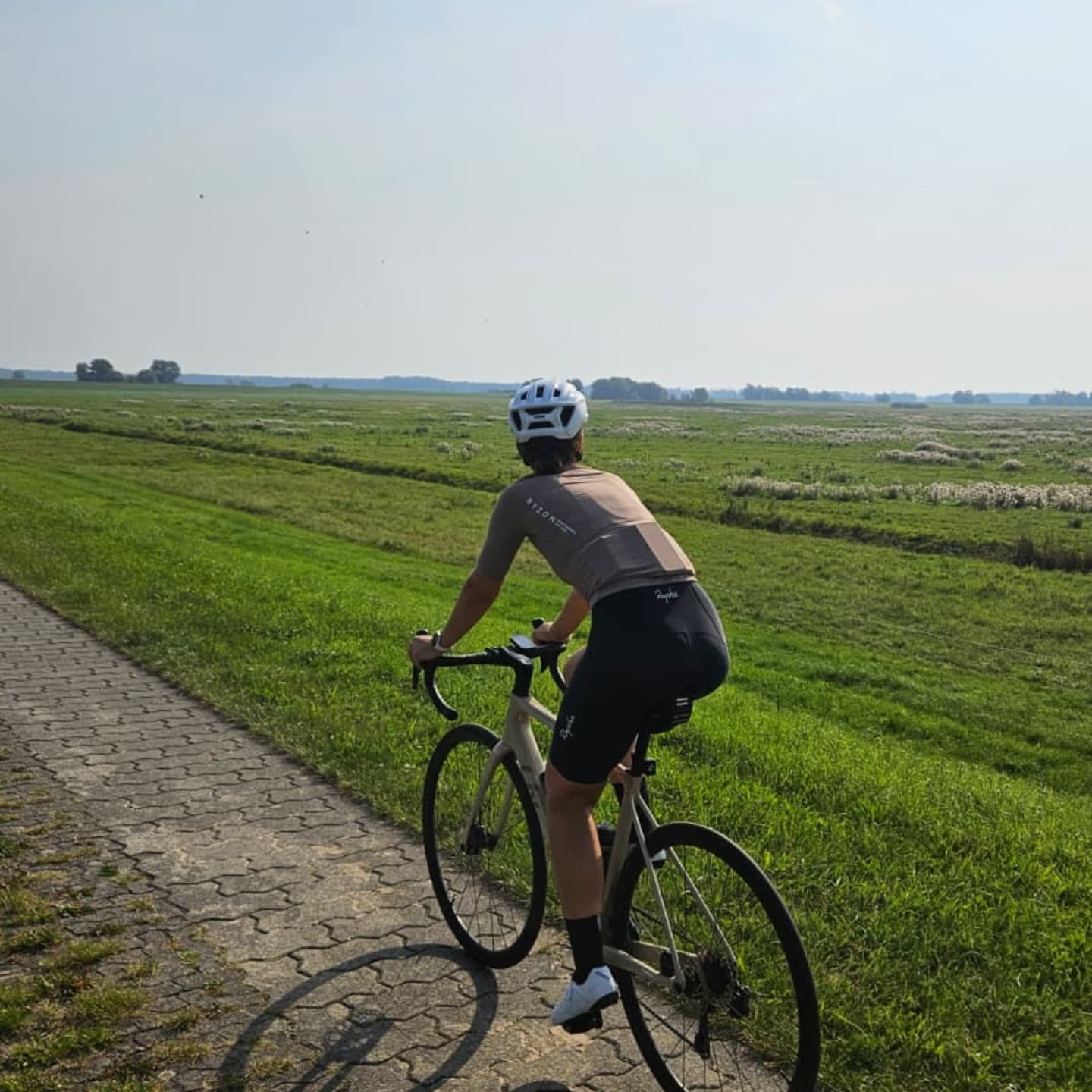 Ein August der so viel Ähnlichkeiten mit dem von letztem Jahr hat und doch war er ganz anders.
Den ganzen Monat raus aus München, rein ins 'Landleben'. Viele Dejavues in Regensburg, unendlich schöne Reunions in ganz Deutschland.
Irgendwie fühlte es sich an als würde sich ein Kreis schließen und doch ist es eher eine hoffentlich nie endende Spirale.
Danke an Bae fürs hosten, den Windschatten, die neuen Abenteuer. Die Angst die du mir immer wieder nimmst und die Leichtigkeit die du bringst. (Hell yeah und Verzweiflung!) 24/7, we survived it!
Ein Monat ohne Retreats, Events, Ausbildungen. Stattdessen freie Wochenenden, Workations, Familienurlaube.
Neue Schüler in Regensburg, neue Studios die mir ihr Vertrauen schenken @iyoga.studios .
Es war schön, Familie und alte Freunde nahe um mich zu haben. Die Mittagspausen für Reunions und dicke Drücker zu nutzen. Die Abende für Sunset Rides. Morgens im Buch zu lesen, bevor ich mit meiner schicken neuen Brille an den Laptop geschwupst bin.
Irgendwie hat sich alles leichter angefühlt, freier. Ganz ohne social media, ganz nah bei mir.
Aufgetankt und aufgewühlt gehts zurück nach München. Ich freu mich auf mein sprudelndes Leben dort, meine chosen family.
Auf in die nächsten 3 Wochen nonstop Beruf(ung) leben. Retreat- und systemisches Coaching Ausbildungswochenende, gewohnte Yogaklassen, Coachings und irgendwo HRlerin. Und vorallem versuchen die August Gefühlswelt beizubehalten, leben und genießen. ♡
.
.
.
#yogaregensburg #iyoga #yogabayerischerwald #august #systemischescoaching #coachingakademieberlin