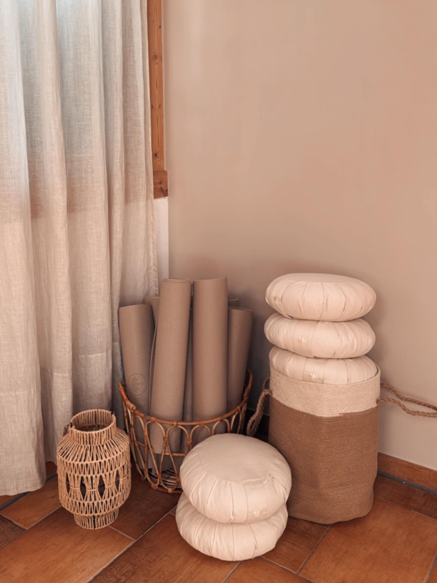 Studio Detail #1 ✨
#yoga#yogastudio#alma#flow#almaflow#kundaliniyoga#studio#dettingenerms