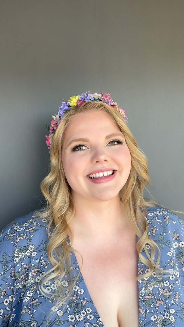 When the assignment was be the cutest bride ever and she understood it perfectly 💕✨ From the glow, to the giggles, to the ‘I can’t stop smiling’ energy — this look was an absolute joy to create. Warning: her happiness is contagious 🥹
Hair by @hair.by.raee
Flower crown by @domibellecreations
#ottawamakeupartist #jbmakeupartist #bridalmakeupartist #makeupartist #bridalmakeup #makeupartistlife #makeup #bridalbeauty #naturalglow