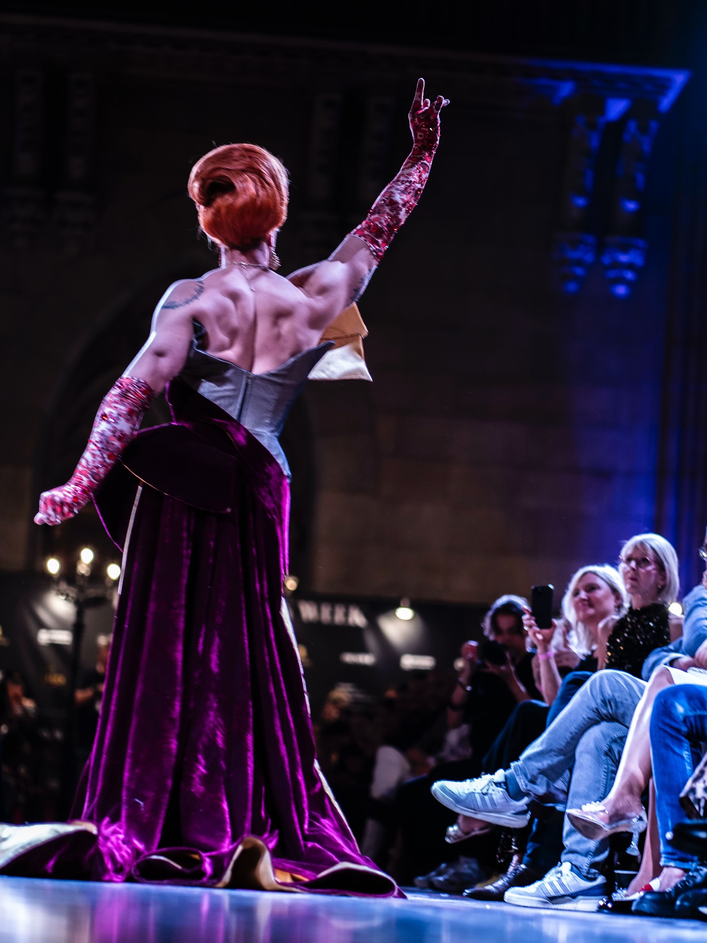 „Every step a heartbeat, every glance a flame — the night was painted in shades of red desire.“
Pic @lace1__
@baselfashionweek
#BaselFashionWeek #RedObsession #ISeeRed #DragExcellence #RunwayFantasy #FashionInferno #QueerArtistry #VelvetElegance #PowerAndPoise #BeyondTheRunway