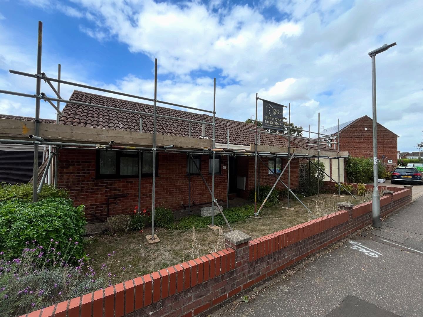 ⭐️Front and back scaffold erected recently in Stanway ready for this re roof. Client required an extra wide scaffold to work on⭐️
