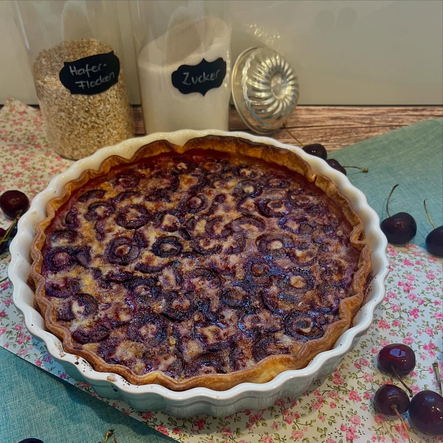 Chriesi-Wähe (Kirschenwähe)
Knuspriger Boden, saftige Kirschen und ein Hauch von Vanille – mehr braucht es nicht für echtes Glück.
Perfekt für den Sonntagskaffee oder als süsse Pause zwischendurch.
Zutaten für Kuchenform Ø 28 cm:
1 Kuchenteig, Ø 33 cm
4 EL Paniermehl
Etwas weiche Butter
4 EL Haselnüsse gemahlen
1 kg Kirschen, entsteint und halbiert
Guss:
2 Eier
3 dl Rahm
3-4 EL Zucker
1 TL Vanillepaste
Zubereitung:
Die Kuchenform mit der weichen Butter einreiben und das Paniermehl darauf verteilen.
Das Paniermehl sorgt dafür, dass sich die Wähe nach dem Backen gut herausnehmen lässt und gibt einen gewissen Crunch.
Nun den Teig darauf legen und den Boden mit einer Gabel einstechen.
Die gemahlenen Haselnüsse regelmässig auf dem Boden streuen.
Die Kirschen mit der Schnittfläche nach oben darauf verteilen.
Den Backofen auf 200°C Umluft vorheizen.
Für den Guss alle Zutaten verquirlen und über die Kirschen giessen.
Die Wähe auf der untersten Rille des vorgeheizten Ofens für 35-40 Minuten backen.
Auskühlen lassen und dann geniessen.
En Guete !
#thekitchenwitches #wähe #kirschen #chriesi #fruchtkuchen #früchtekuchen #bakedfresh #bake #backen #backenmachtglücklich #backenistliebe #bakelove #fruits #saisonaleküche #lecker #delicous #