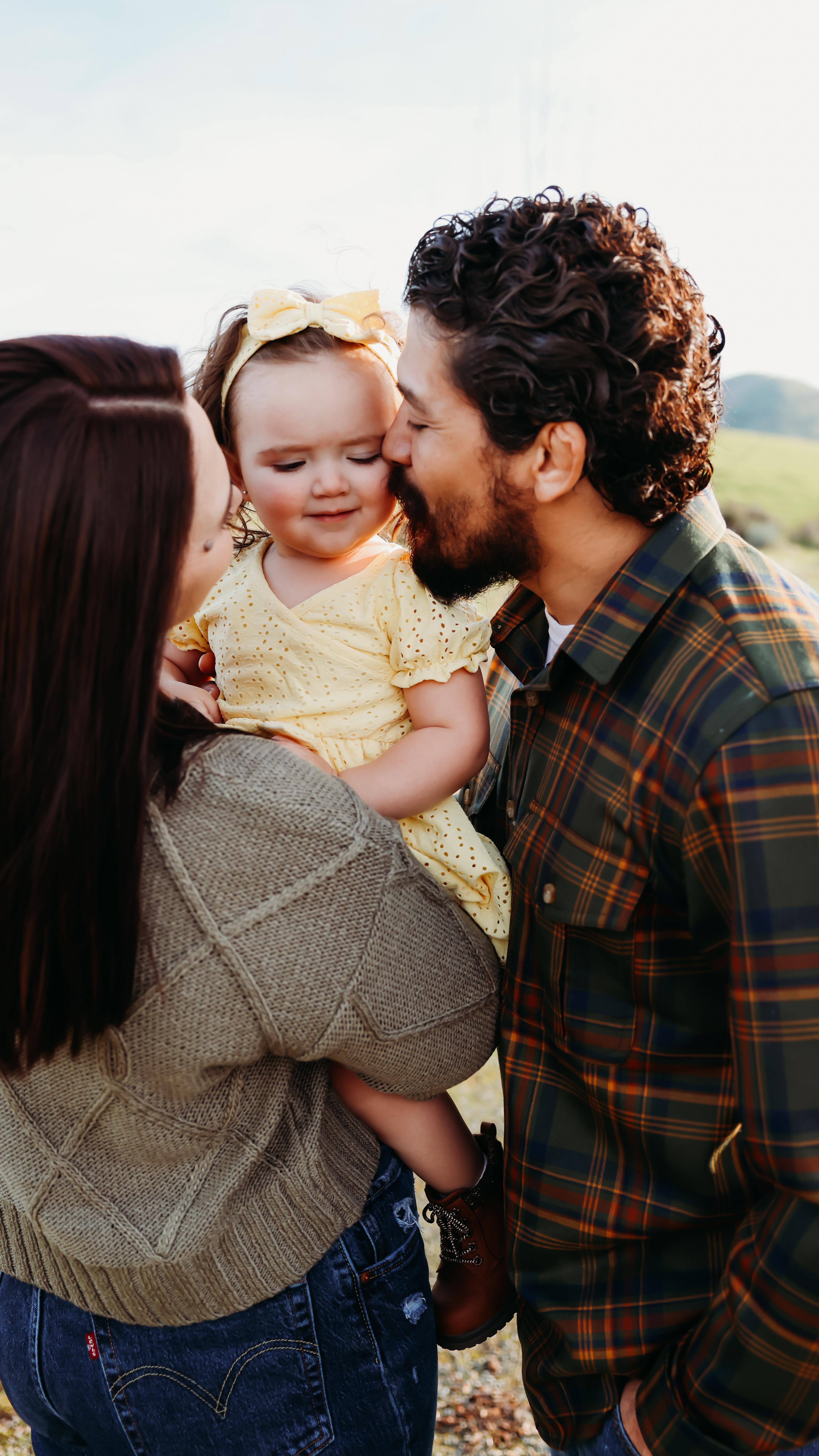 I’m all about connecting with my clients like friends! Whether you need extra time to ease into the camera, or you’re more of a quick and easy photo session type, I adapt to you. No pressure, all patience 🫶🏻✨