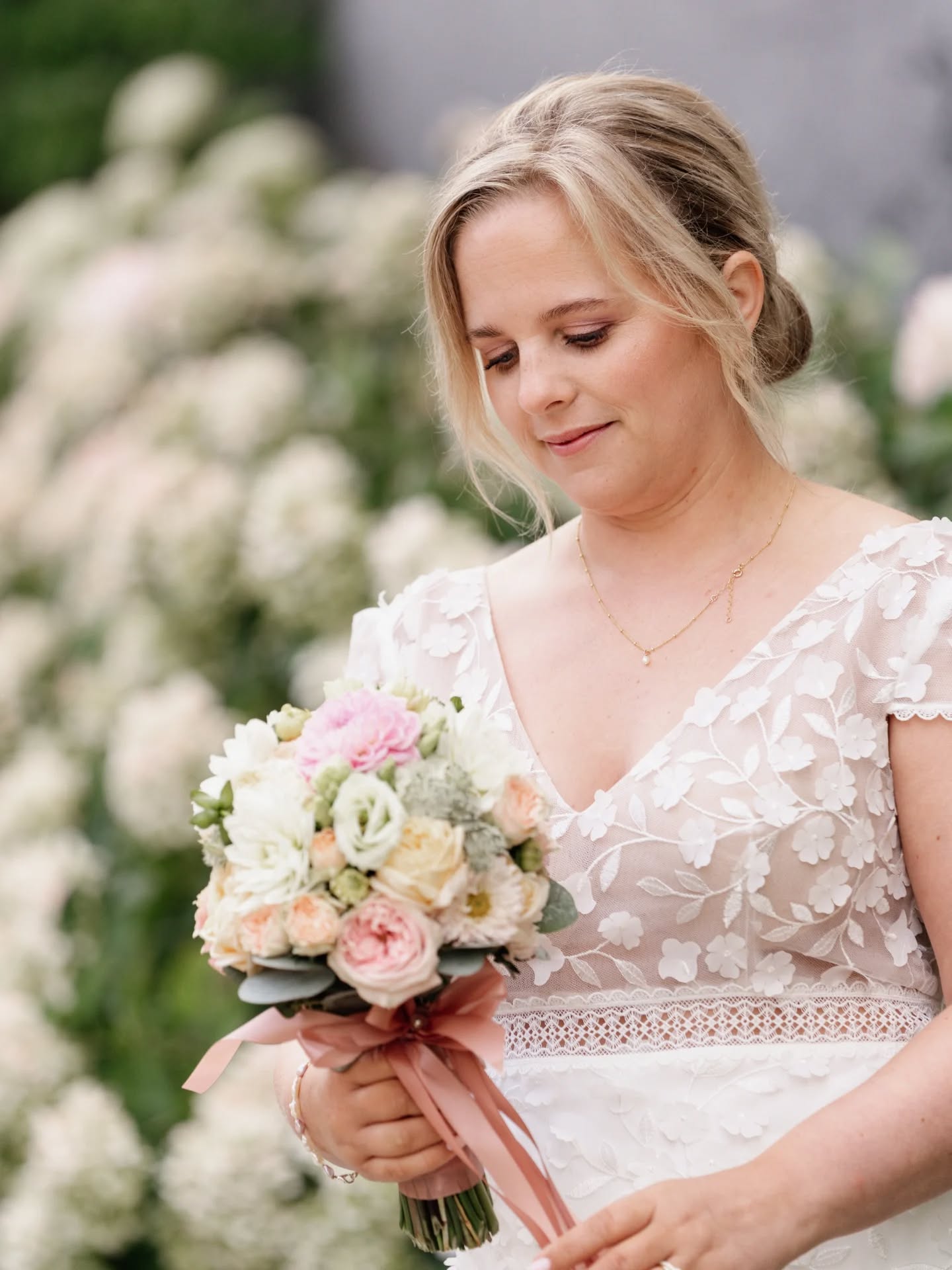 Hair & Make-up voor pretty bride Kimmy - tijdloze elegantie
📷 @fotografiecatherinemisselyn
#makeup #hairstyling #haarstyling #makeupandhair #makeupartist #makeupartistdreams #bruidsmakeupartist #bruidsstyliste #naturellelook