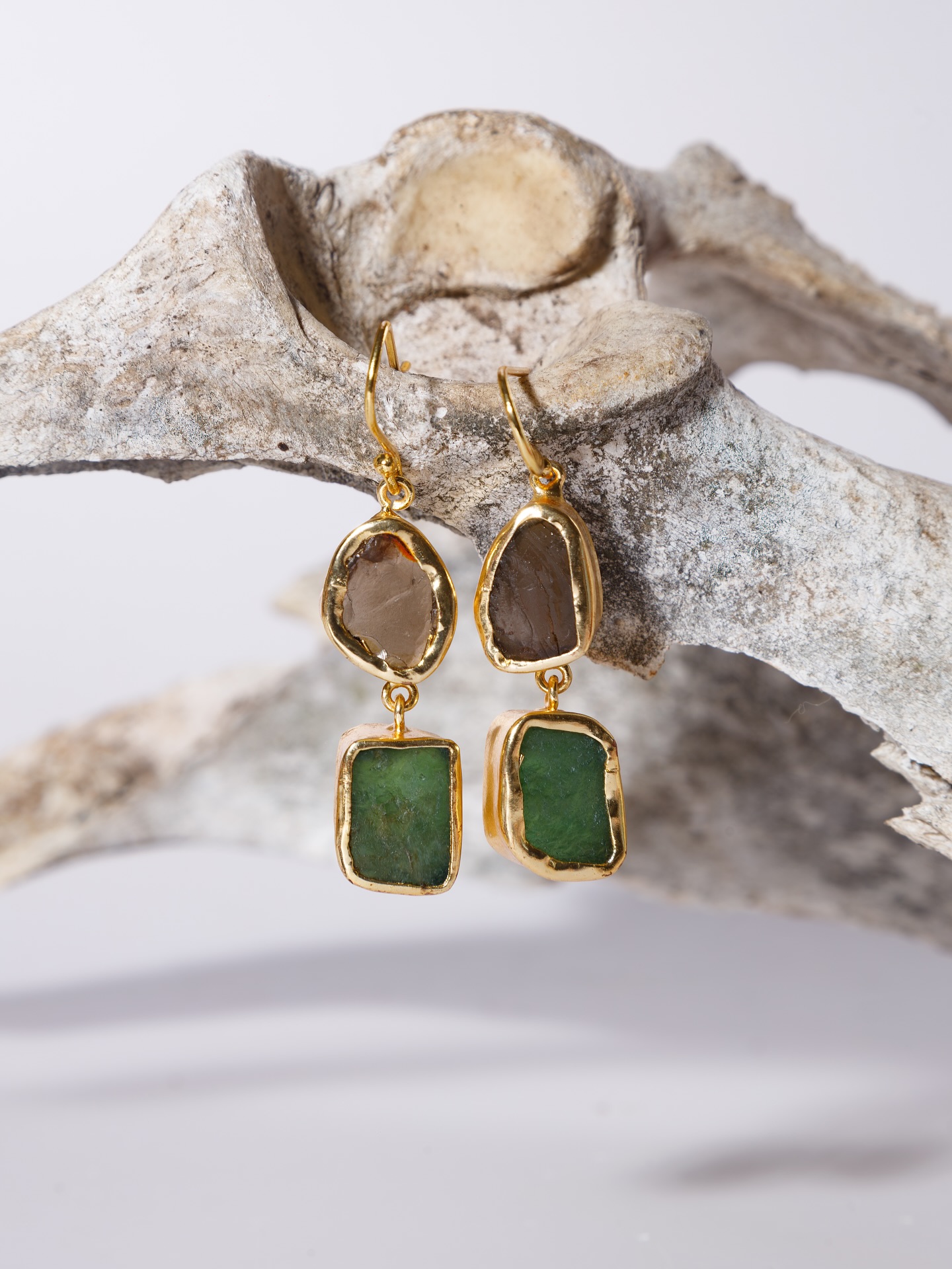 Dual paradise
Crafted with semi precious stones smoky quartz on top and green tourmaline at the bottom.
While the smoky quartz absorbs negative energies, the green tourmaline removes stress and anxiety.
#atrangibykritika #jewellery #handmade #sustainablymade #semipreciousjewellery #earrings #musthave #everydayjewellery