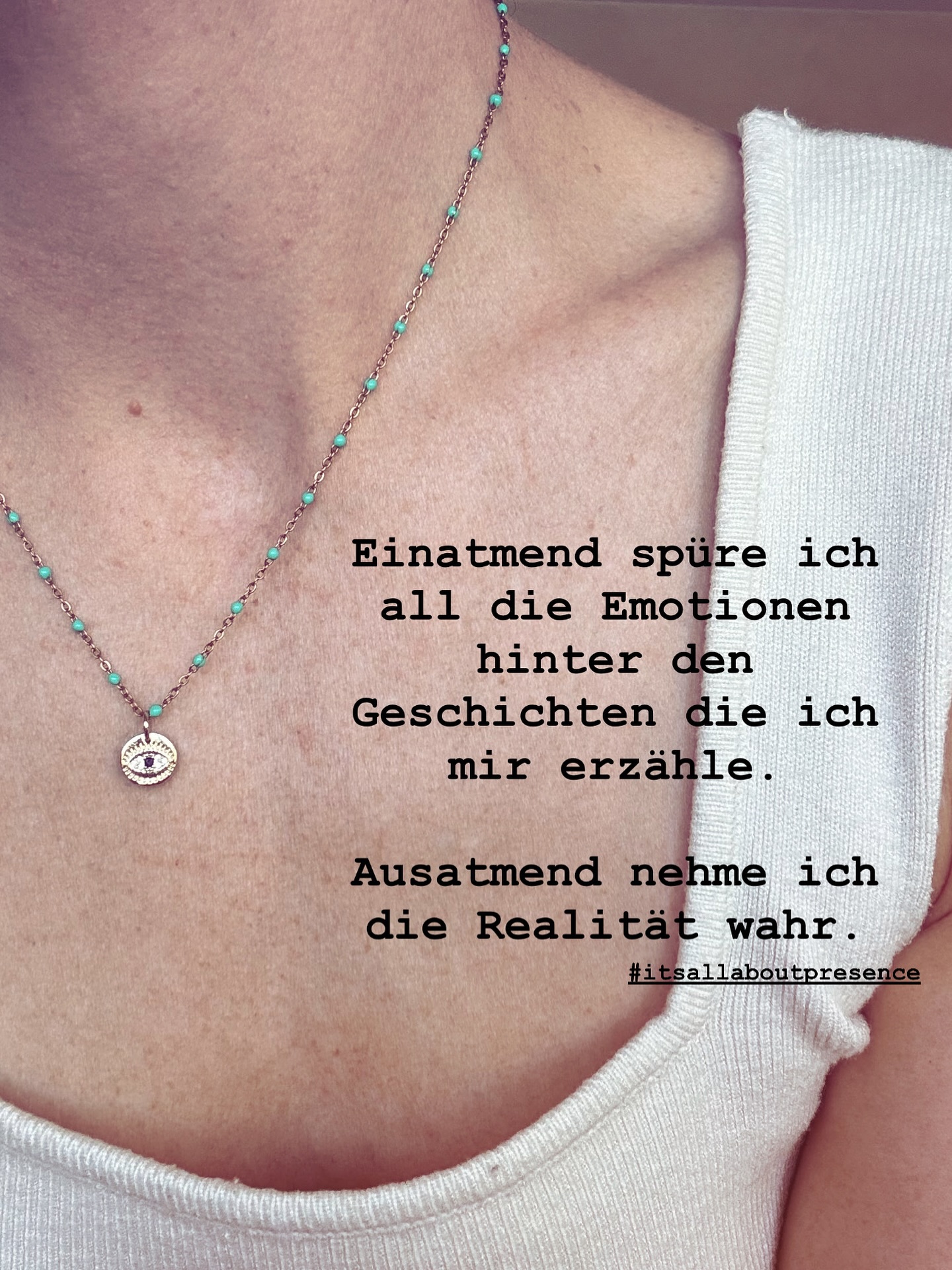 Immer und immer wieder liegt es an uns selbst sich in Präsenz zu üben.
Präsent zu werden gegenüber deinen Geschichten, die du dir erzählst und ganz genau deine Emotionen die damit einhergehen zu beobachten. Drinnen bleiben und zu schauen was passiert ohne etwas vorwegzunehmen. Ohne etwas auszuschließen. Ihnen Raum geben.
Wut als Ausdruck von Liebe zu dir. Ihre Energie Willkommen heißen und sie für was heilendes, nährendes einsetzen.
Trauer als Ausdruck von Liebe zu dir. Ebenso dieses Willkommen heißen. Ganz umarmen und sie ihr Ding machen lassen.
Alles mit deiner Aufmerksamkeit nicht in alte Storys abzudriften.
Wir haben jeden Tag, jeden Moment dieses Glück neu zu entscheiden. Wie geh ich mit meinen Gedanken und Gefühlen um?
Den letztendlich sind sie Ausdruck von Prana. Ausdruck von Energie.
Alles hängt von deiner Lebensenergie ab und deshalb liegt mein eigener Fokus immer darauf sich mit ihr auseinandersetzen.
Findest du nicht?
#tantra #embodiment #pranashakti
