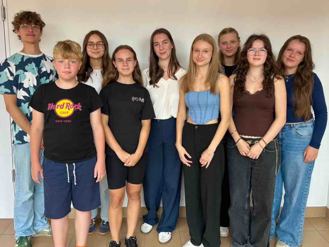 Unsere neue Schülervertretung stellt sich vor:
Perez Lang, Theodor Mehlhorn, Julie Kleinwächter, Nele Gutezeit, Nele Büttner, Linnea Hähnel, Samira Teubner, Annabell Glaubitz und Schülersprecherin Tia Rynnduch!
Wir wünschen euch gutes Gelingen und sind gespannt auf eure Ideen! 💡
#schülervertretung #schülersprecherin #wahl