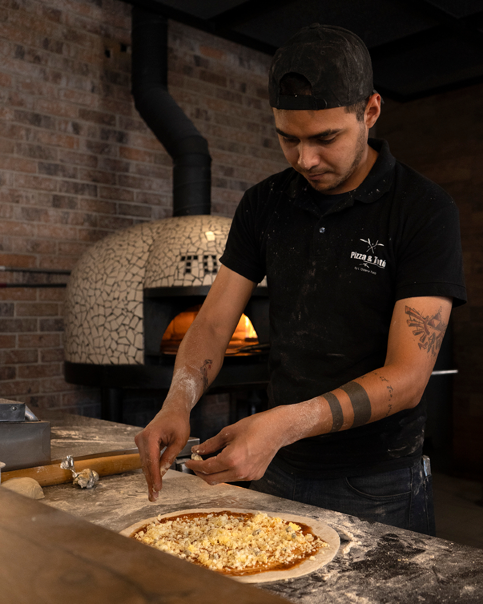 ¡Queso al ataque! 🧀🔥
En Pizza & Totó no escatimamos cuando se trata de sabor. Aquí, cada pizza se prepara con dedicación para que solo disfrutes. 🙌
📲 Ven por la tuya… o pídela desde Uber Eats o Rappi.
.
.
.
#PizzaLovers #PizzaSaludable #CocinaItaliana #ItalianFood #PizzaDeliciosa #HealthyPizza #PizzaSinCulpa #AmantesDeLaPizza