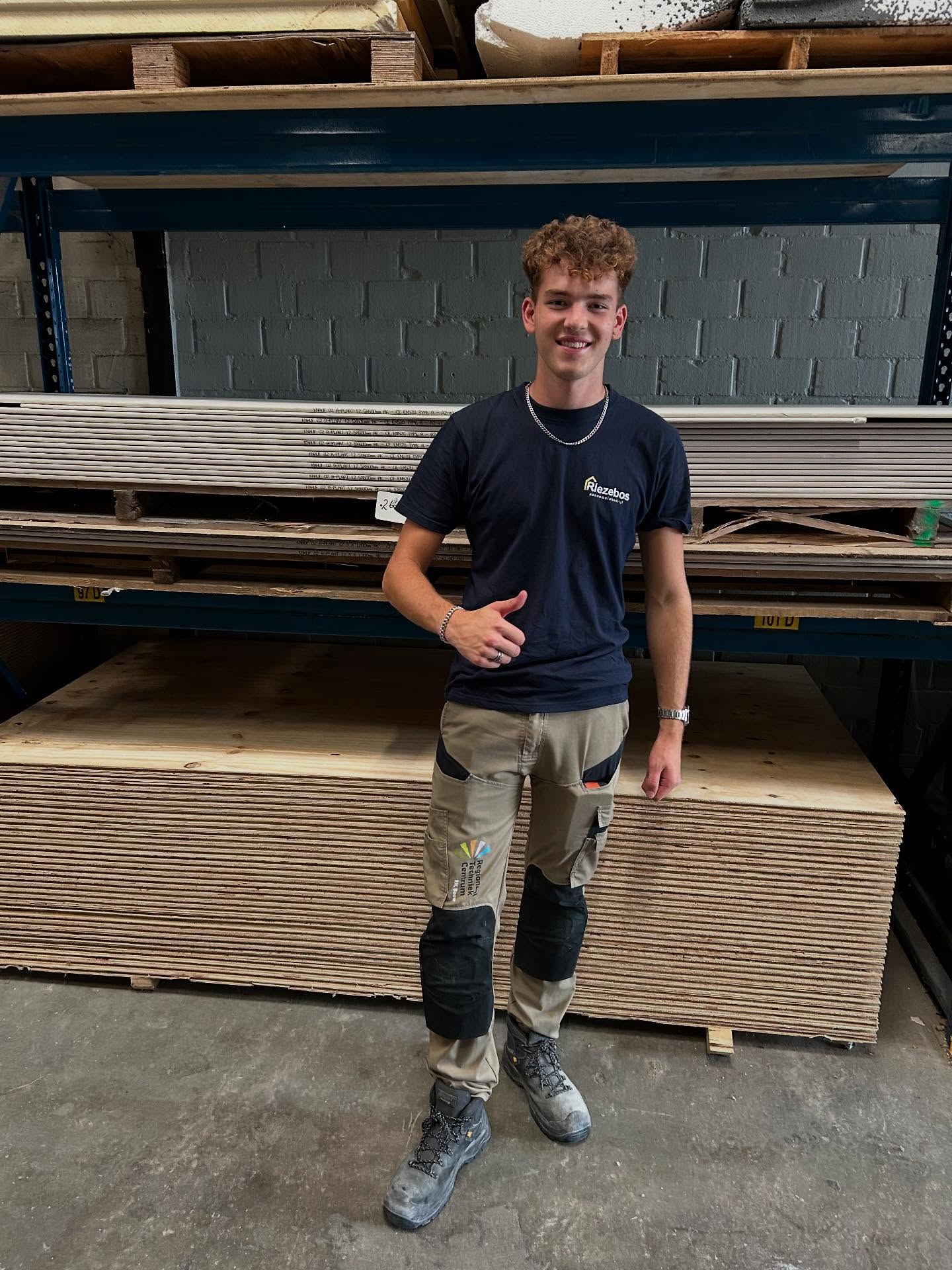 Deze jongeman is gestart bij ons als leerling timmerman🔨 hij volgt deze opleiding bij @rtcbouw waar hij in 4 jaar tijd opgeleid wordt tot een volwaardige vakman👌
Welkom Luuk!
#timmerman #dalfsen #rtc #detoekomst #aannemersbedrijfriezebos #vakopleiding #debouwmaakthet