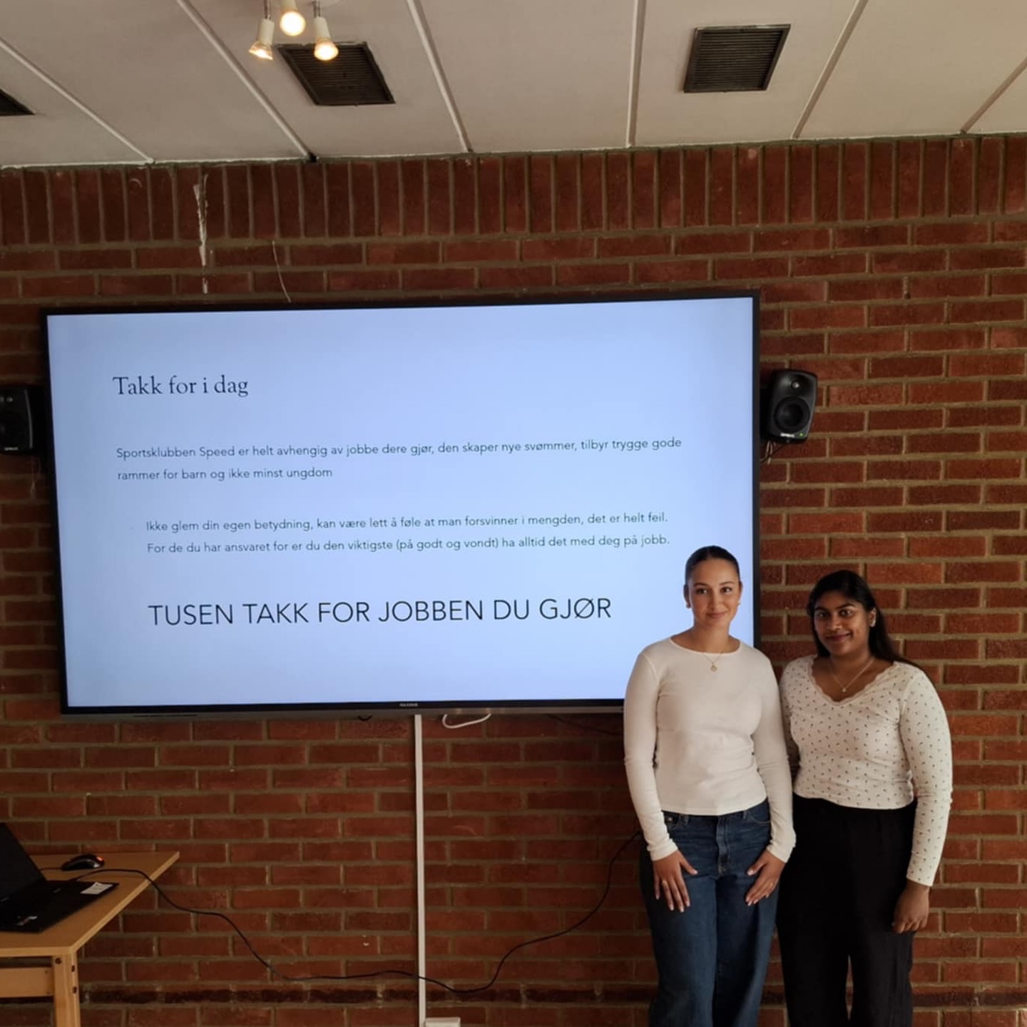 Bade- og aktivitetsdagen 🏊♀️
Vi gratulerer Akers Avis Groruddalen med 25 årsjubileum på bade- og aktivitetsdagen oppe ved badedammen.
Like lenge har vi hengt med, med svømmestafetter, svømmeknappen og cafedrift som våre ansvarsområder.
I 25 år har vi vært med på tropevarme dager, sure og kalde høstdager og mange et sted midt i mellom.
I år klaffet alt. Rekordmange tok svømmeknappen i finfint vær.
Vi ser frem til mange nye år med det som har blitt en kjent og kjær markeringa på oppstart av ny sesong.
Oppstartsmøte for opplæringsavdelingen 🐬
En litt trøblete høst med stengt Nordtvet og Furuset bad stoppet ikke gode refleksjoner og en motivert gjeng til å se opp og frem.
Vi fokuserer på det vi kan gjøre noe med; innsats på den jobben vi er satt til å gjøre, skape trygghet, mestring og læring for våre medlemmer.
Vi ser frem til gjenåpning av badene så de flere hundre av våre medlemmer og titalls ansatte som nå må vente, kan få komme seg i aktivitet.
Den som venter på noe godt........🤩
Sesongens første trening for Speed united🫧
Med stengt Nordtvet holder vi til oppe på Romsås i noen mnd fremover.
Varmtvannsbasseng og trangere plass enn vi er vant med, men det tåler vi 💪
Bruker sept og okt til å finslipe teknikk.
Deilig å være i gang igjen 🤩
Trener/lederkonferansen 📚
Trenere og ledere har vært på konferanse i helgen.
«Psykisk trygghet i team» og «Stø kurs mot god klubbdrift» er bare noe av det som stod på menyen.
Etter en givende helg sitter vi med ny kunnskap om viktige teamer som omfatter alle områder av å drive svømmeklubb.