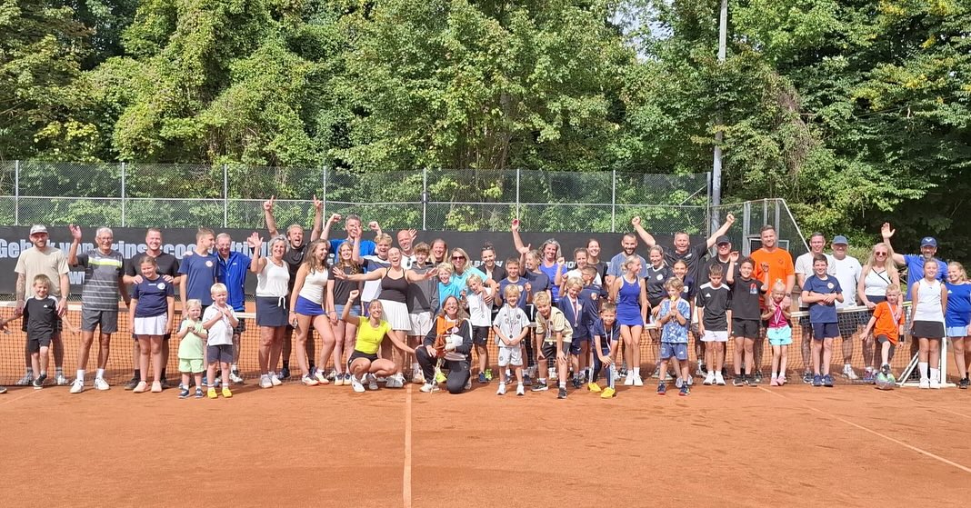 Het paard/veulen toernooi editie tennis was een enorm succes vandaag🎉🎾, georganiseerd natuurlijk door onze fantastische jeugdcommissie🔥.
Speciale thanks voor Brigit Bosboom die vandaag het stokje heeft overgedragen!! Bedankt voor je inzet al die jaren💪🏻.