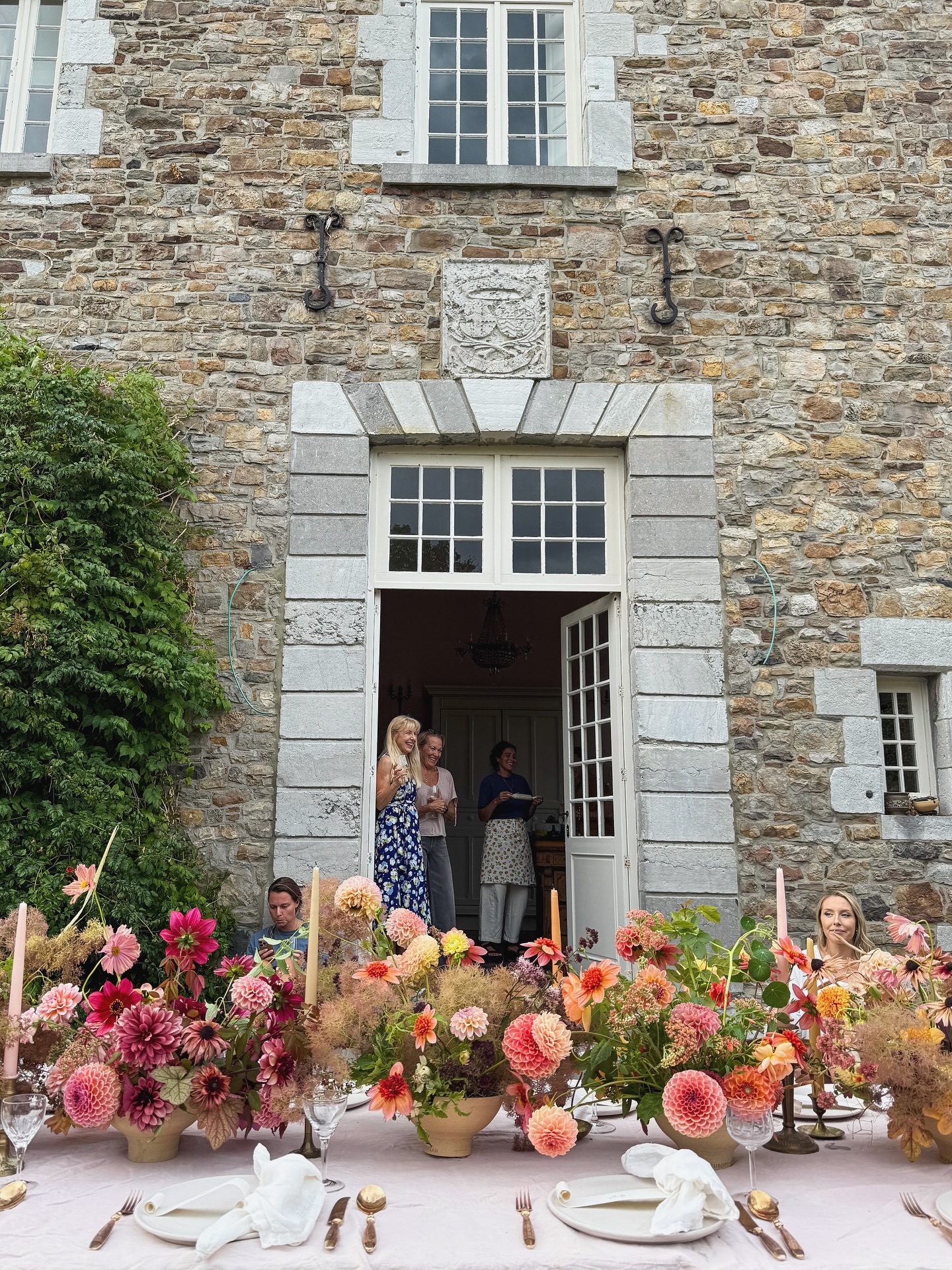 They say that when one door closes, another opens. I walked through the doors of @fleuropean this past week for a few days of feeding my soul. With flowers, of course, but also with conversation and connection with a lovely group of ladies. They reminded me of that line in the movie The Holiday (any fans??) where cute ‘ol Arthur Abbott tells Kate Winslet’s character how, in his day, leading ladies had GUMPTION.
Gumption is a good descriptor for this group—courageous, strong, creative women building businesses, going through big life transitions and showing up for each other. I’m inspired, full of energy, and excited to see what’s ahead for all of us. 🌸✨
Wedding Flowers | Destination Wedding | Garden Inspired | Floral Designer