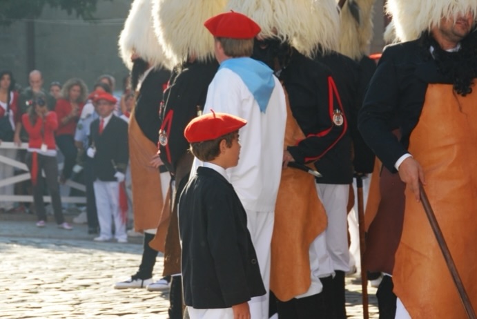 Desde niño siempre soñaste ser como tus ídolos. Futbolistas, astronautas o como cualquier héroe de aquellos cuentos que contaba tu madre antes de ir a dormir. Hasta aquel día… aquel dia que los viste a ellos, altos, imponentes y con esas barbas largas.
Ese día 8 de septiembre cambió todo, tus ídolos ya no jugaban al futbol, tus ídolos ya no luchaban contra dragones, tus ídolos jamas pisaron la luna. Tus ídolos aparecen cada dia 8 de septiembre y te dejan tan boquiabierto como la primera vez ♥️
#gureazharro