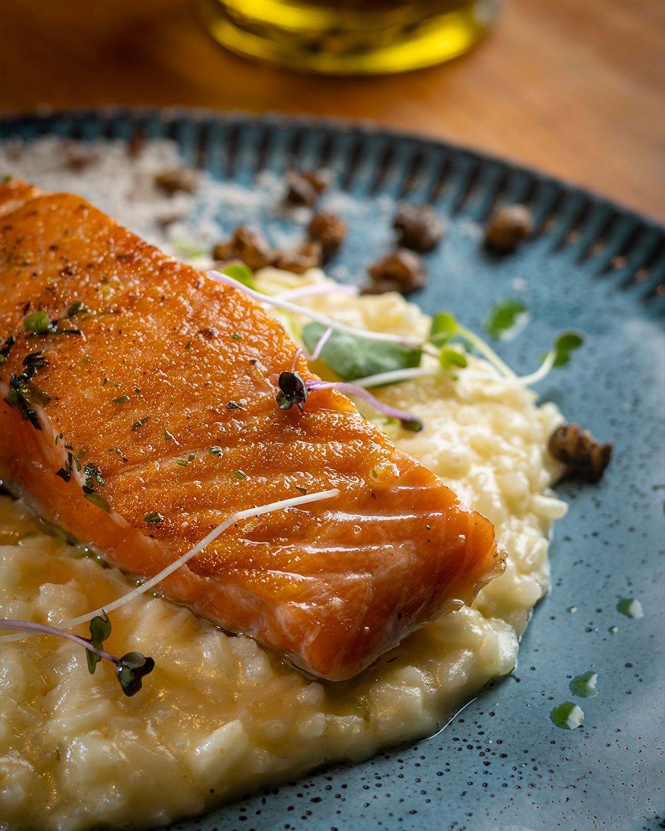 A delicadeza do salmão grelhado encontra a cremosidade do risoto de limão siciliano e o toque marcante das alcaparras crocantes.
Uma combinação equilibrada que traduz a essência da nossa cozinha.
Gonzalez Gastronomia – Irecê/BA
#VivaSerGonzalez #AltaGastronomia #ExperiênciaGonzalez #Salmão