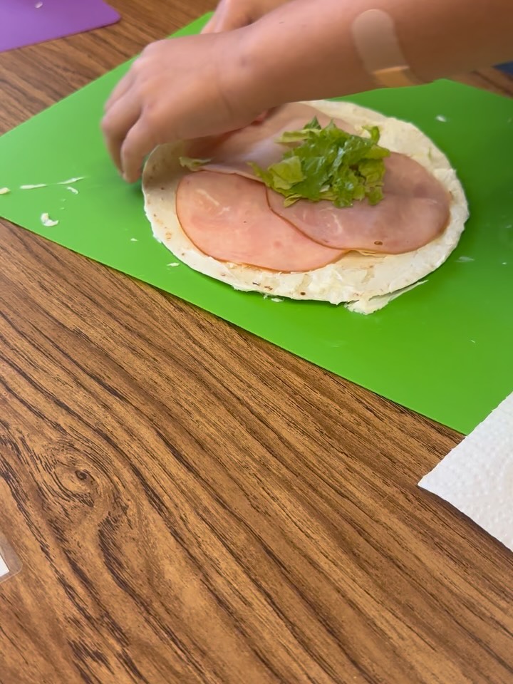 Our little chefs are leveling up their skills—rolling pinwheels like pros while discovering that healthy snacks can be delicious too! 🥬🦃🥯
Today’s recipe: tortilla pinwheels with turkey, lettuce & cream cheese. 🌀
And yes—we’ve got a yummy dairy-free & vegetarian version, too! 🌱💚
#FunFoodExplorers #KidChefs #HealthySnacks #FoodIsMedicine #CookingWithKids