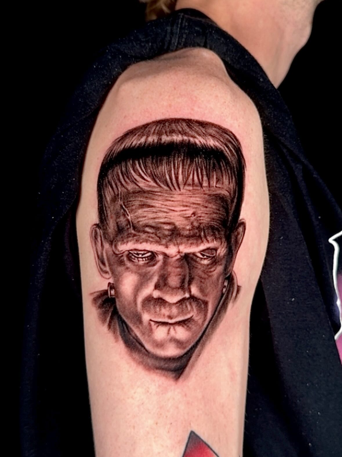 My first portrait tattoo! I did this piece as an apprentice in March 2025 but I wanted to post it separately because it was a milestone tattoo for me. Portraits and faces are my favorite thing to draw, so I hope I can do more of them in the future! 
Shoutout to my mentor @xavierpricetattoo for sitting with me during this tattoo to guide me through it even though we fought about me chasing the stencil half the time 😂
And shoutout to @malicemadetattoo for always letting me practice on him 🙏🏼
#tattoos #apprenticetattoo #blackandgreyrealism #portraittattoo #femaletattooartist