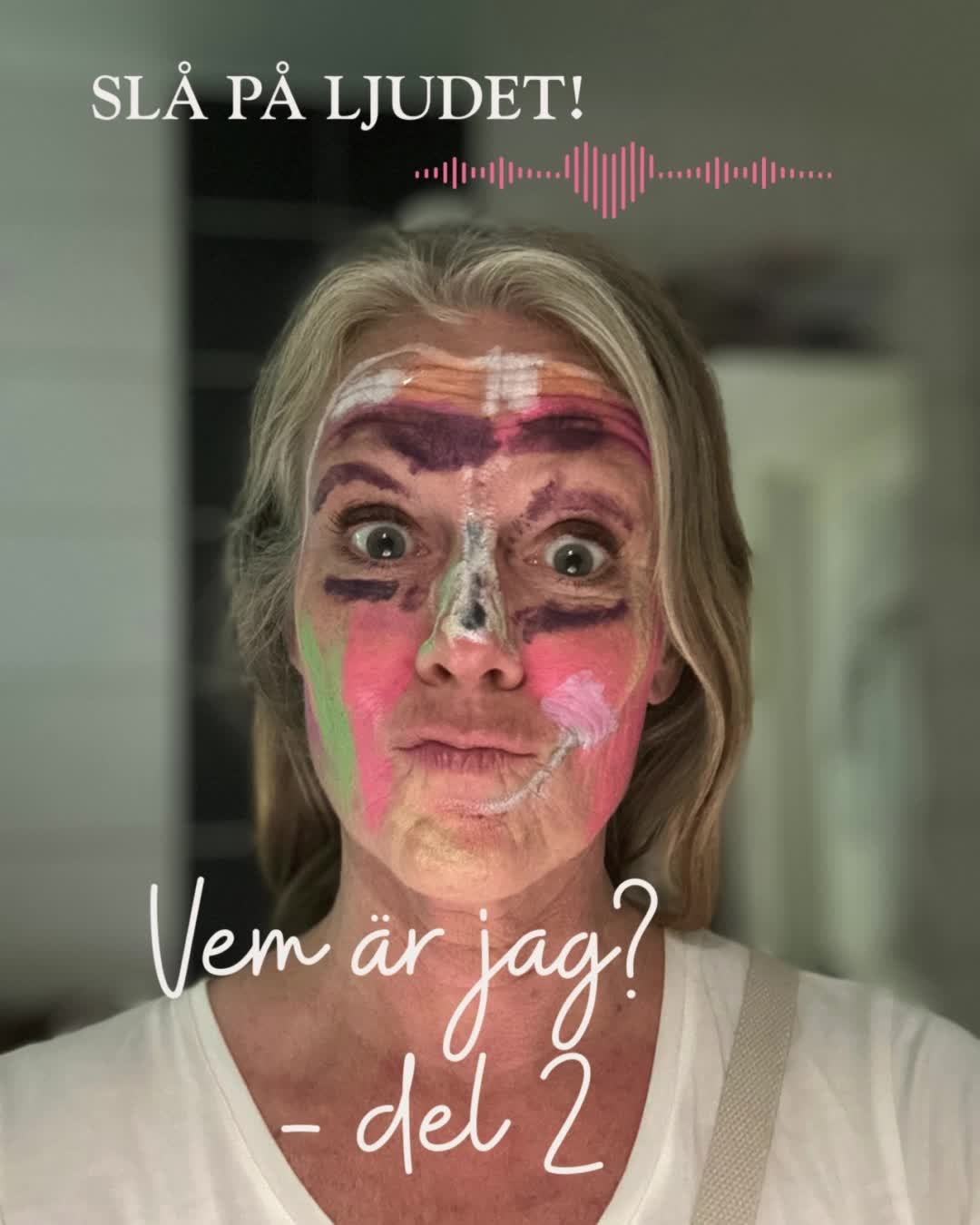Vem är jag? Del 2.
Jag är varken antingen eller, jag är alltid både och.
Jag är sol och skugga.
Jag är den myllrande storstaden, jag är den kryllande myrstacken.
Jag är humanisten och ekonomen.
Jag är den flummiga och strukturerade.
Jag är bleken och Instagrambruset.
Jag är den ensamma isbjörnen och den kufiska enstöringen, jag är flocken av vargar.
Jag är normbrytaren och regelryttaren.
Jag är mjuk som sockervadd och hård som Bohusgranit.
Jag är kropp, jag är sinne, jag är själ.
Jag är mänsklig och gudomlig.
Jag är yin och jag är yang.
Jag är sanningen. Jag är vägen. Jag är livet.
Jag är kärlek. Jag är fred.
Jag är det jag är, jag är den jag är.
Jag är du och du är jag och jag är allt och lite till och vi är ett och samma.
Jag är livet, livet, livet. Bortom tid och rum, jag är allt som är, i oändlighet, i evighet. I ett aldrig sinande flöde av DNA-liknande galaktiska spiraler i ett Universum där ingenting är omöjligt och allt är möjligt.
Jag är det jag är.
I am that, I am.
#storieswithin #vemärjag #jagärdenjagär #iamthatiam #oneness