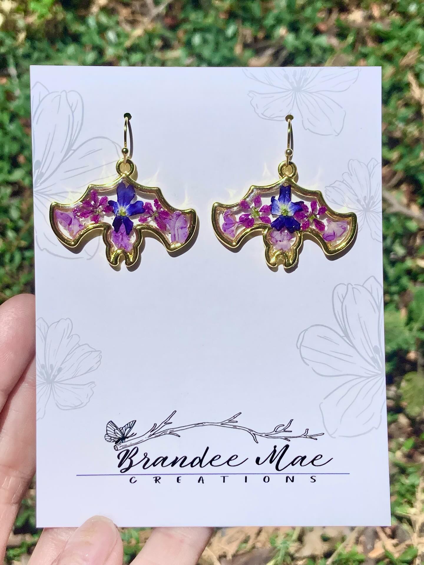 Bats! 🦇 🌸
#isithalloweenyet🎃 #pressedflowerjewelry #brandeemaecreations #homegrownflowers #handmadeart #oneofakind #resinjewelry