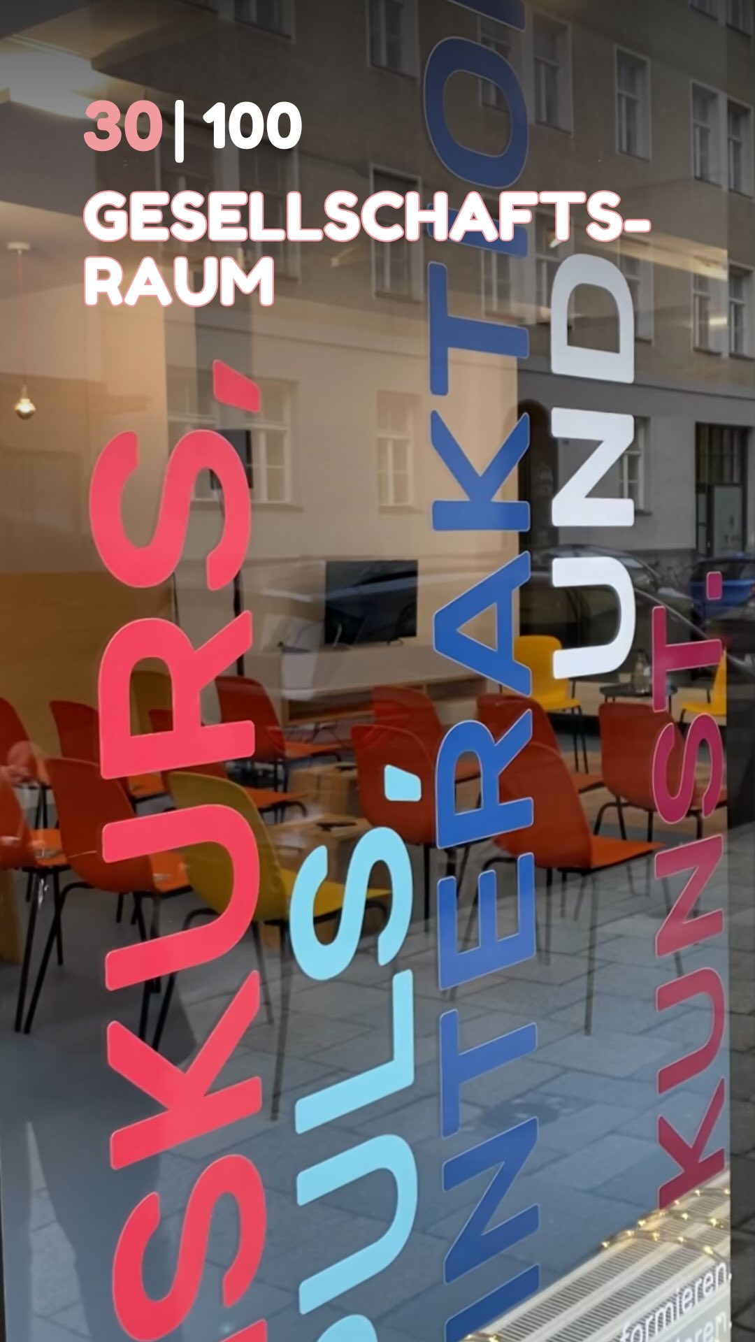 Tipp 30 | 100: GESELLSCHAFTSRAUM 💬👭
Ein Ort für alle, die gerne in Gesellschaft sind und ein Ort, um über Gesellschaft zu sprechen.
Bei Mitmach-Workshops, Diskussionsrunden oder Lesungen gibt‘s Raum für Diskurs & Impuls, Interaktion & Kunst 🙌
📍Buttermelcherstraße 15
📆Aktuelles Programm: gesellschaftsraum.org
📱@neulandundgestalten