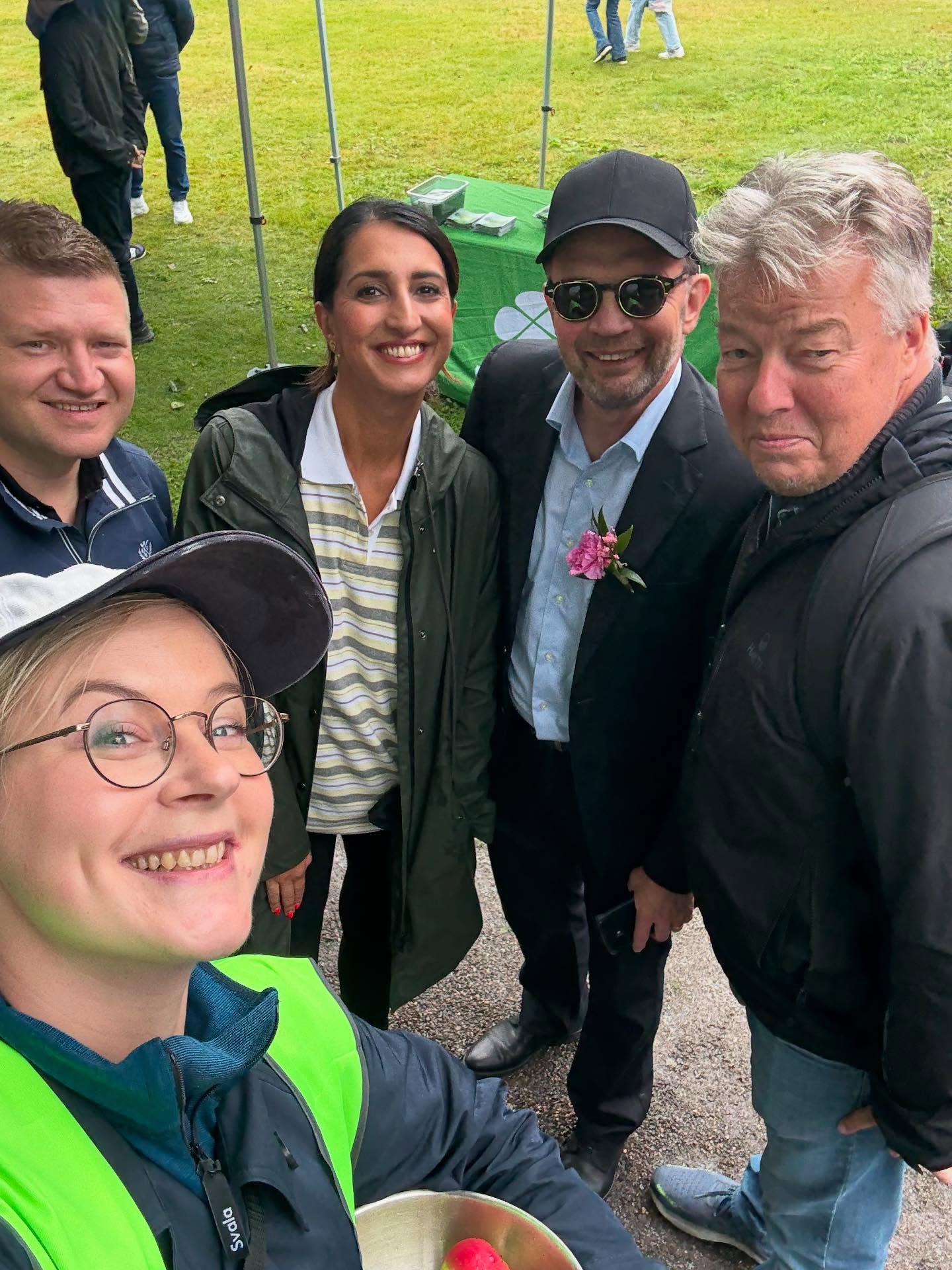 Parasta Lauttasaari-päivässä ovat kohtaamiset uusien ja vanhojen tuttujen kanssa! @helsinginkeskusta teltalla jaossa tuttuun tapaan kotimaisia omenoita! 🍎🍏 #helsinki #lauttasaari
