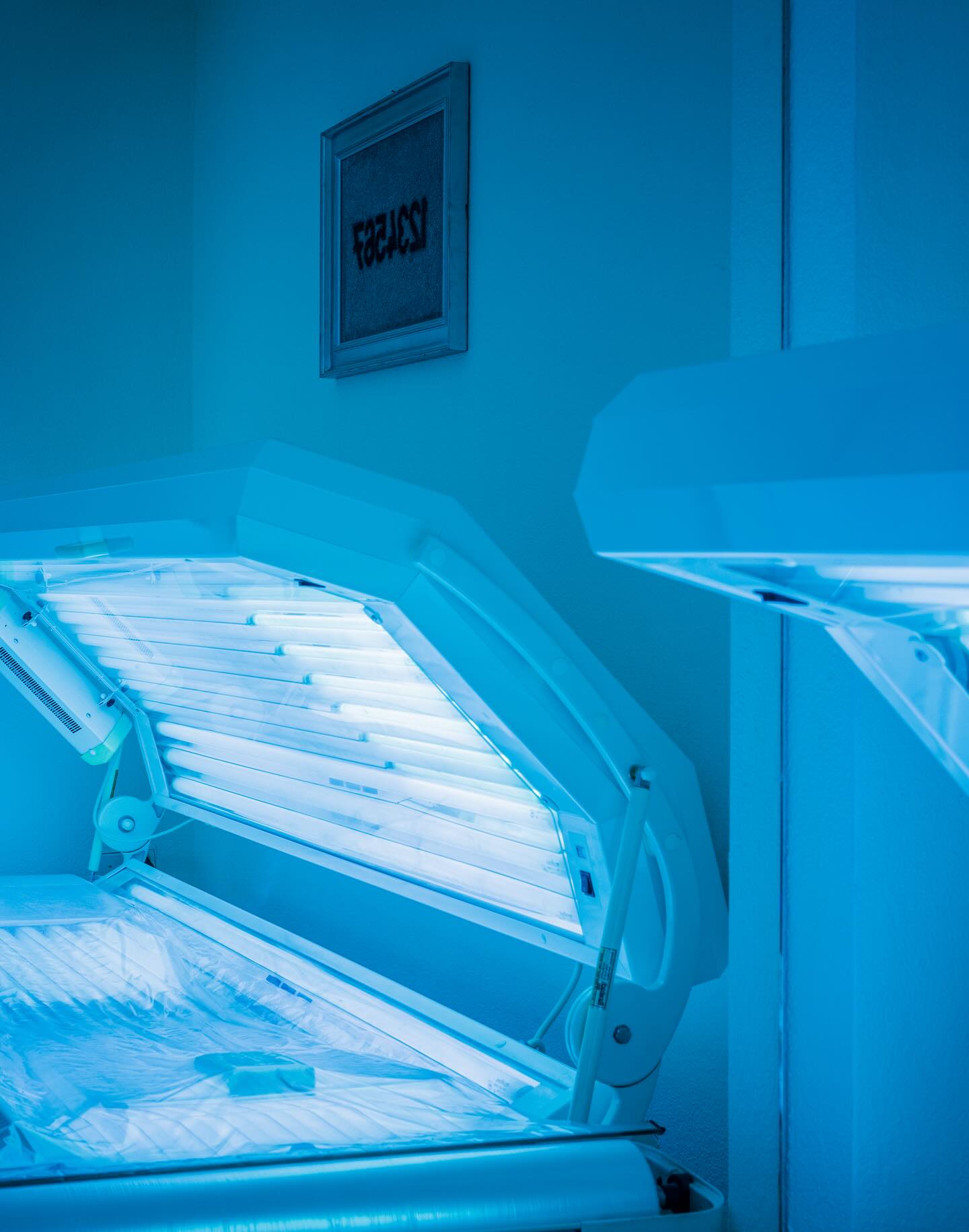 Our solarium offers more than just a golden glow –
it gently warms your body, lifts your mood,
and fills you with that quiet energy that only light can bring.
It’s a place to pause, recharge, and soak in warmth –
not just on your skin, but deep within.
💛 A few peaceful minutes can make the whole day feel lighter.
#solariummoments #feelgoodlight #spaescape #lighttherapy #southtyrolretreat #mindfulwellness #restandrestore #warmthandcalm #soulfulstays #boutiquehotelvibes #slowmoments