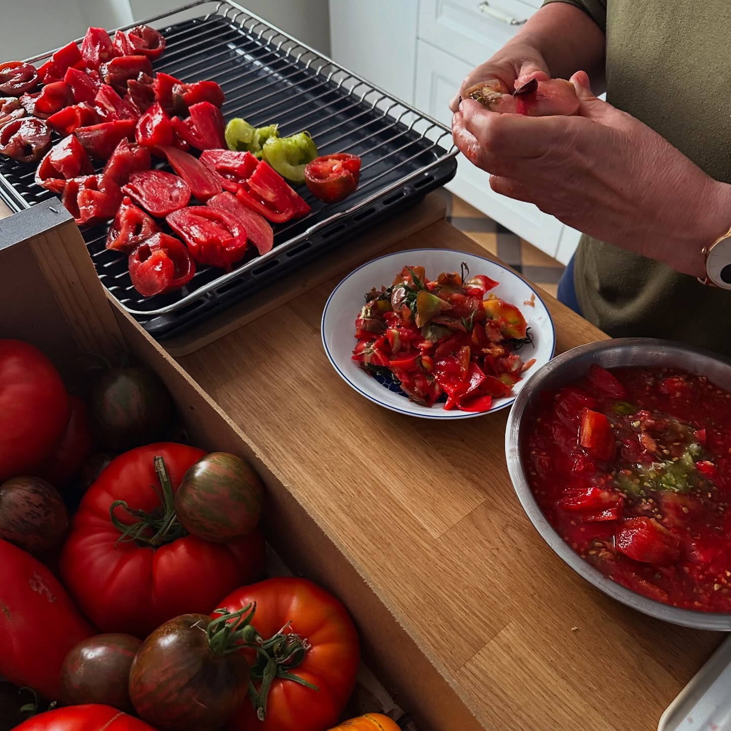 Au logis des pinces maillées ce we c’était atelier transformation des tomates du jardin en délicieuses tomates confites et sauce tomate 😋
#tomatesanciennes #tomatesdujardin #tomatesconfitesmaison #saucetomatemaison #chambredhotes #tabledhote #circuitcourt #faitmaison #doubshorloger