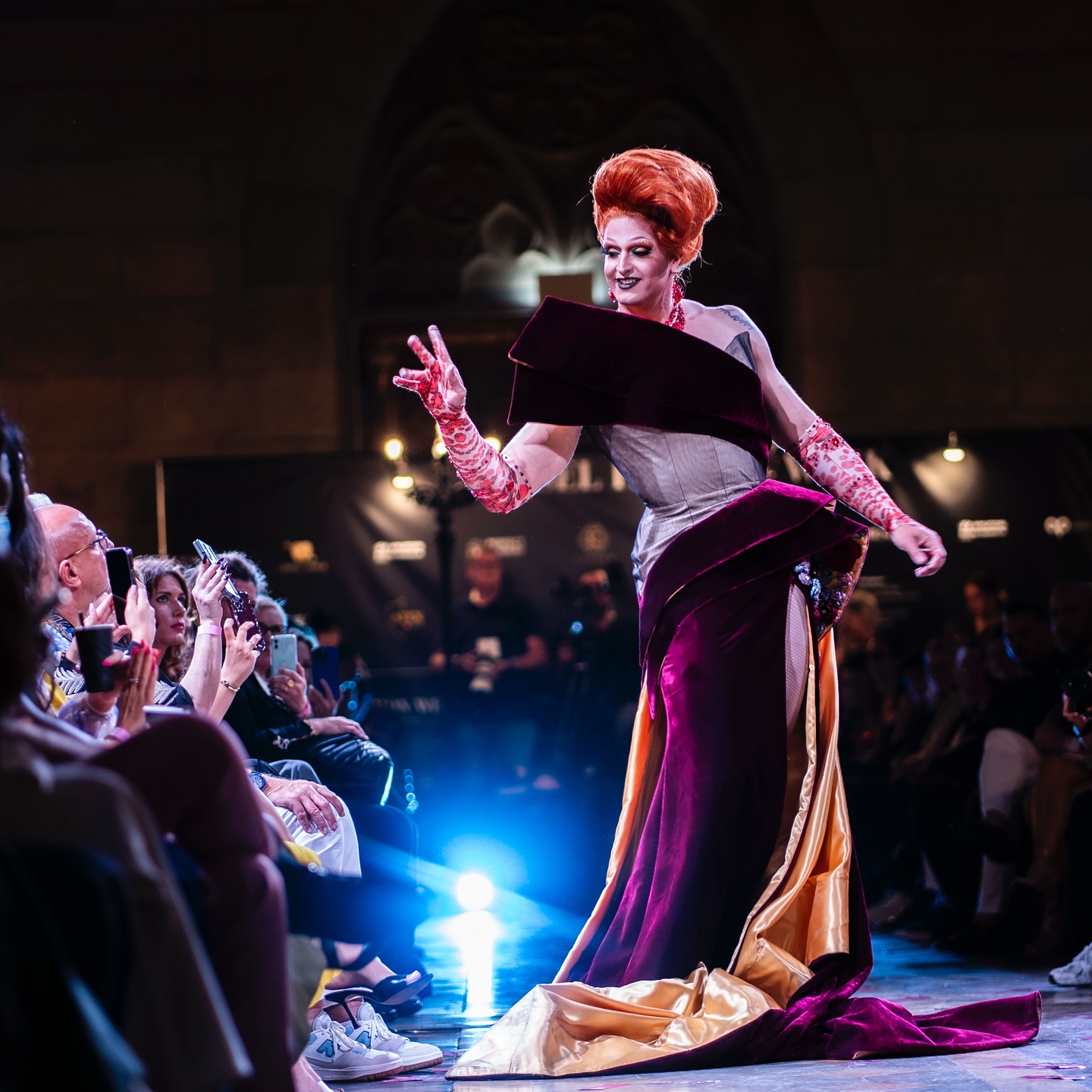 „Not just a walk, but a storm of velvet and fire — when I move, the world sees red.“
Pic by @lace1__
@baselfashionweek
#BaselFashionWeek #RunwayRevolution #ISeeRed #DragFashion #VelvetAndGold #CrimsonFever #FierceAndFearless #QueerVisibility #CoutureQueen #UnstoppableGlam