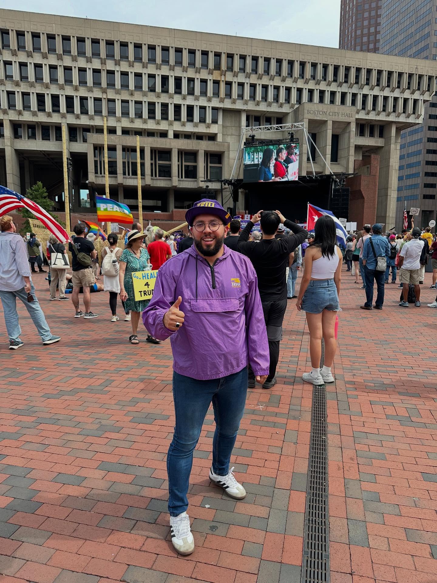 BILINGUAL MESSAGE
ESP - ENG
Español
Hoy en el día del trabajo los trabajadores de Revere y de Massachusetts hoy demostraron su poder y su solidaridad colectiva. Los multimillonarios tratan de intimidar y menospreciar nuestro poder y nuestra democracia pero no nos dejaremos intimidar por que mientras que los jefes ganen cientos de veces más que sus trabajadores juntos somos más y ganaremos justicia económica, social, racial, climática etc! ¡No nos van a dividir todos en la cama o todos en el piso!
ENGLISH
Today on Labor Day the workers of Revere and Massachusetts today demonstrated their collective power and solidarity. The billionaires try to intimidate and belittle our power and our democracy but we will not be intimidated because as long as the bosses earn hundreds of times more than their workers together we are more and we will win economic, social, racial, migratoria, climate justice etc! We will not be divided and escape goated!