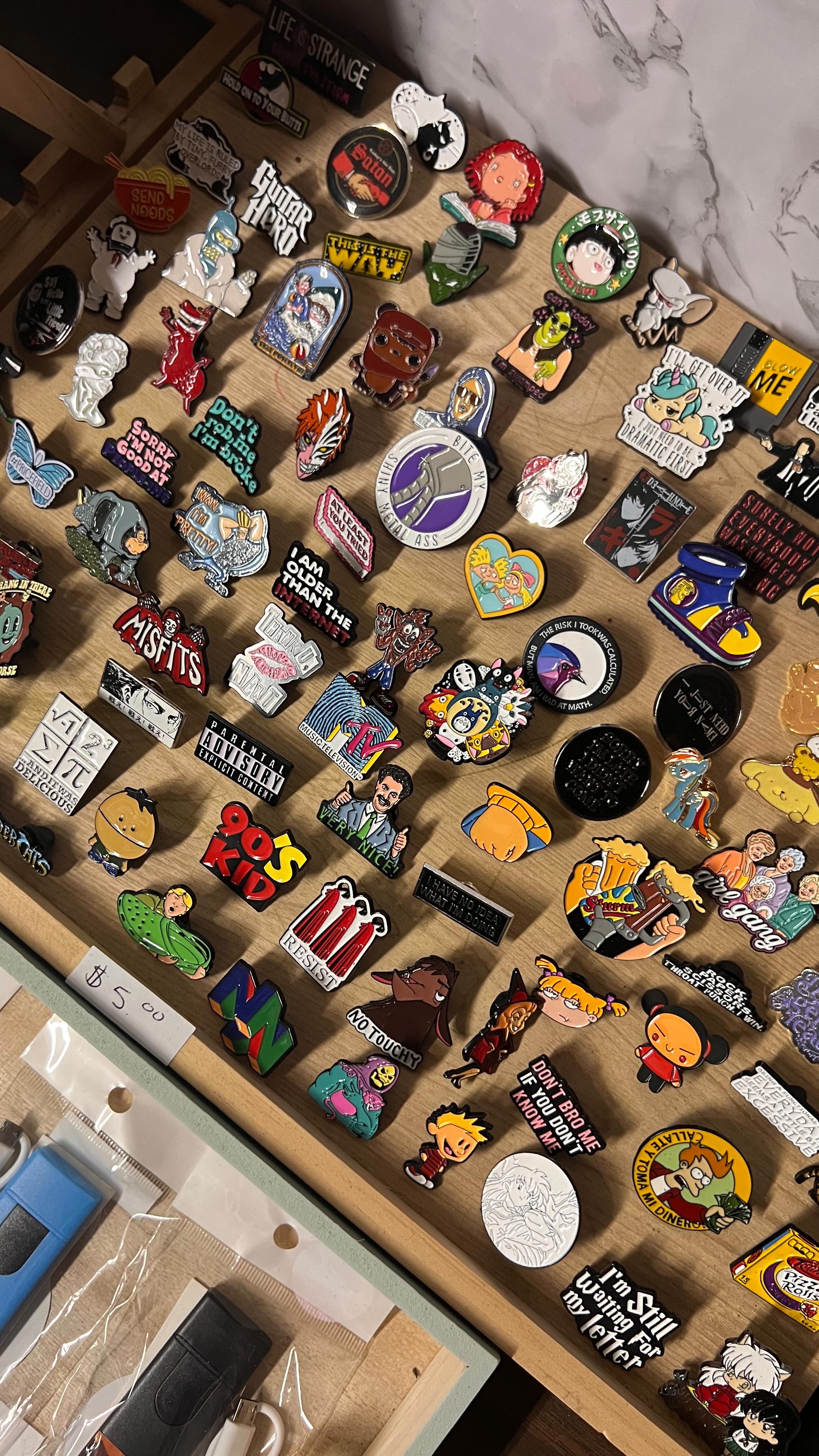 Homemade tea blends, wall art, sunglasses, hand-crafted goodies and more… Find it all at Eyes and Chais in booth 29! This shop is such a treat. Stop by and say hello to the warm and lovely owner, Vanessa 🫶🏽
.
.
.
#teablend #localmaker #localmakersmarket #sailormoonanime #phoneaccesories #wallart #makercommunity