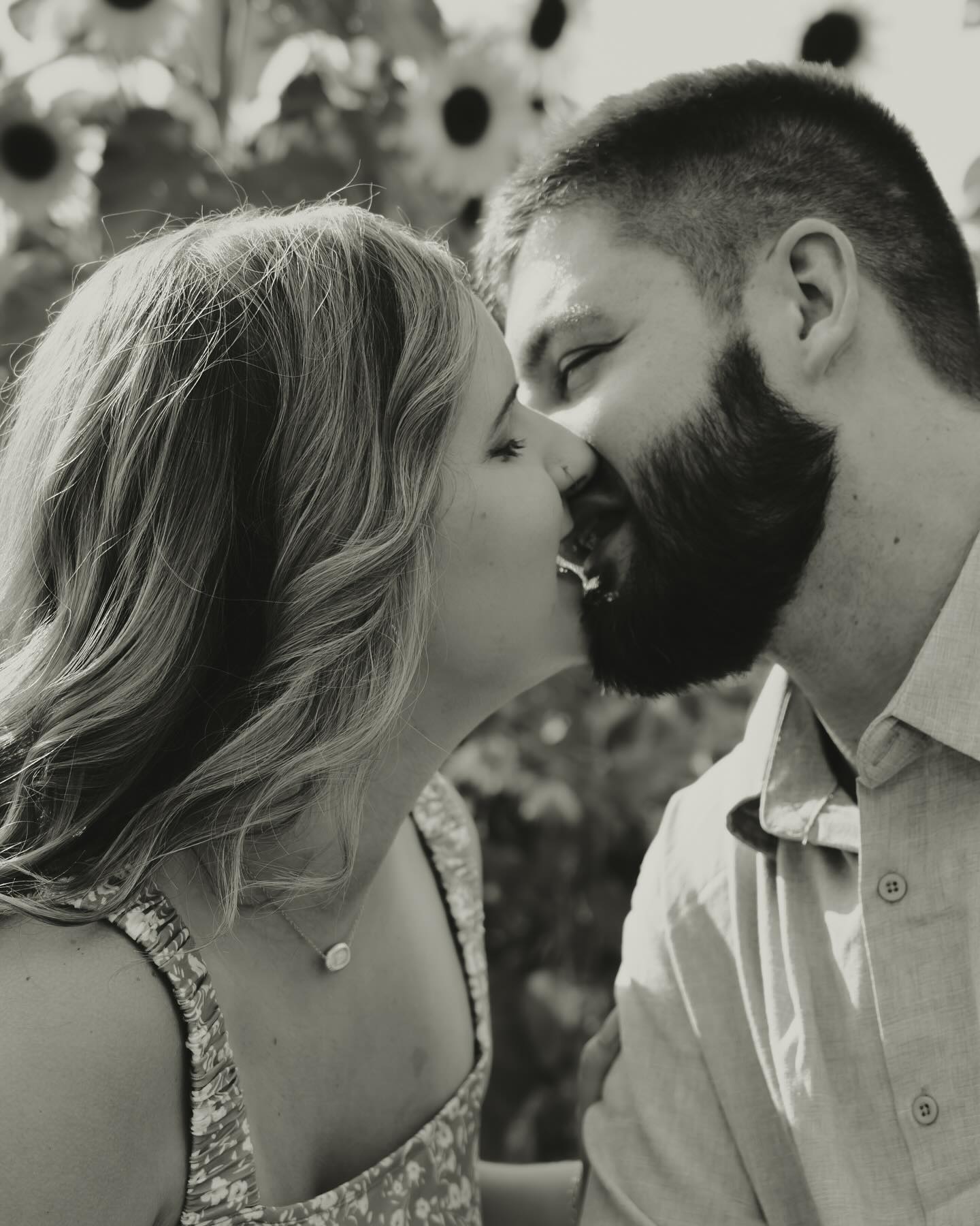 Black and white intimate moments are everythinggggg 🤌🏼🖤
.
.
.
#couplesphotographer #engagements #ohioweddingphotographer #celebratelove