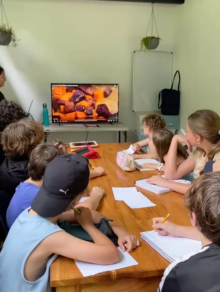 A sneak peek into classes this week at Jungle!
From learning kitchen verbs in Spanish, reimagining Michelangelo’s art on paper, studying the states of governance, or exploring the sensory biology of dogs, we’ve learned a lot this week! 📚✨