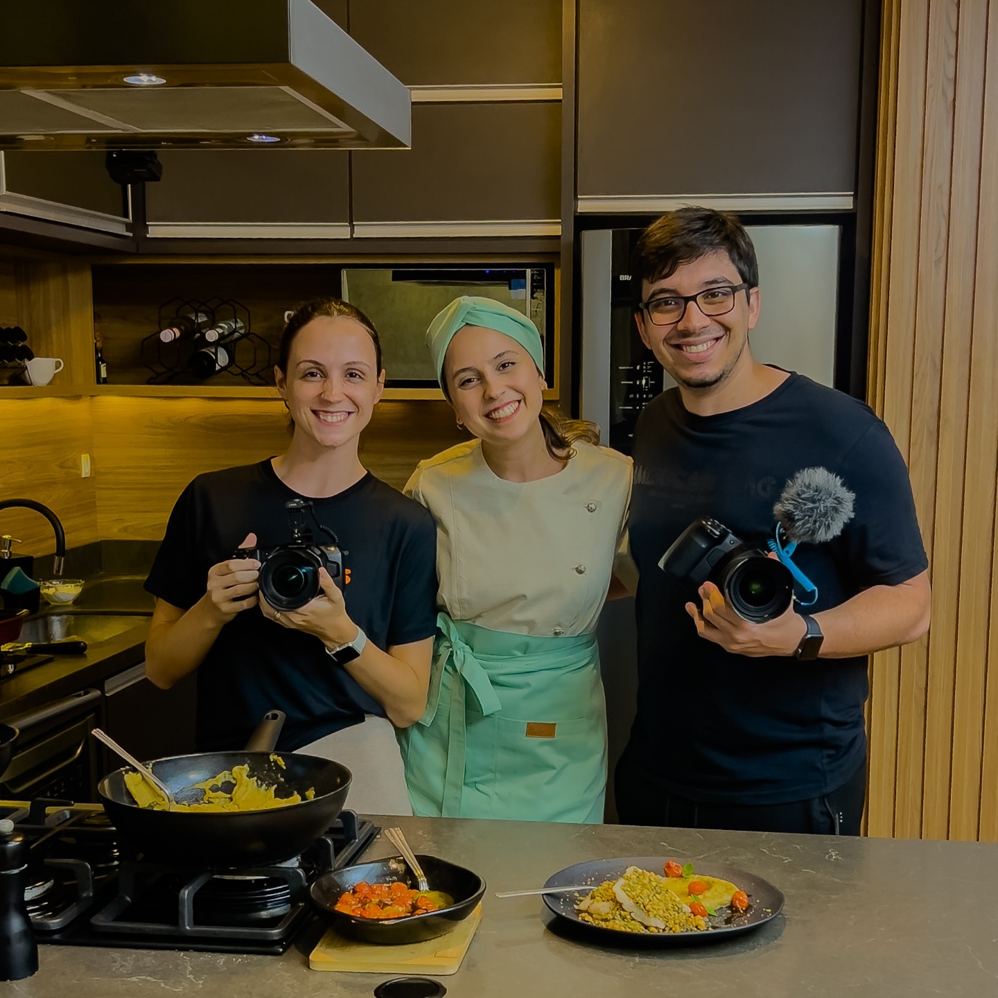 Hoje foi dia de voltar às origens. Tivemos a honra de receber nossa amiga e mega natural chef @lariavidal para gravar uma receita especial. Tudo aconteceu em nossa cozinha-estúdio, projetada para ser palco de momentos como esse, onde sabor e propósito se encontram.
Gratidão por inaugurar esse espaço exatamente como ele foi sonhado: criando, partilhando e vivendo histórias que fazem sentido.