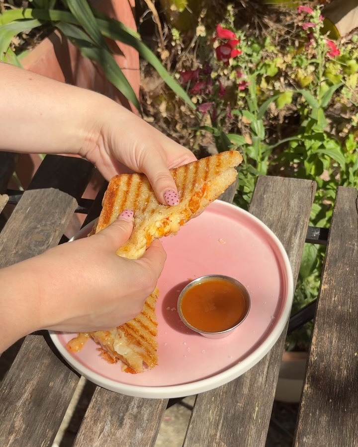 The Kimcheese Toastie! ❤️ It’s all the same flavours you love, just in a new loaf to give more of that classic grilled cheese vibe.
Made with @jamieferments kimchi, mature cheddar, mozzarella, comté, sourdough, cultured butter, house dipping sauce