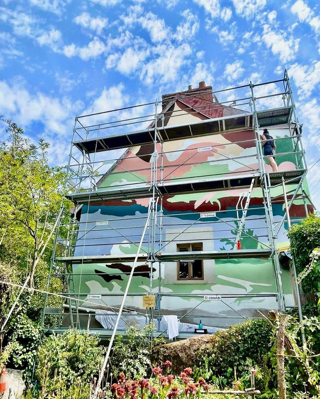 Projet de fresque @lesfresquessauvages en collaboration avec @delphineciavaldini
« Dedins/Defóra » - traduit « Dedans/Dehors »
Aubusson, Août - Septembre 2025
#Aubusson #Fresque #LesFresquesSauvages #Patrimoine #DedinsDefora