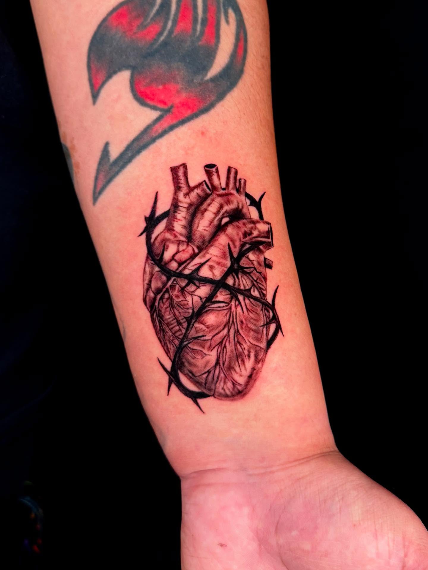 My first anatomical heart! 🫀Done in April 2025 :)
Thank you Jasmine 🙏🏼
#tattoos #blackandgreytattoo #realismtattoo #arizonatattoo #femaletattooartist