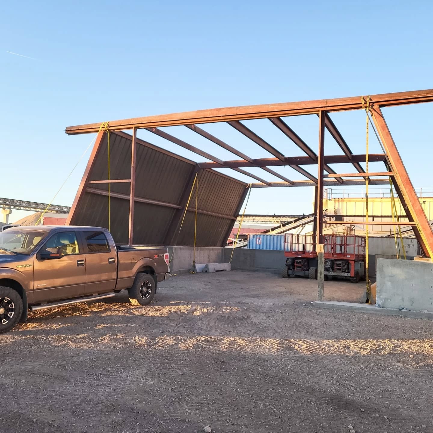 Interesting project where we took down a steel building at one location and reassembled it in a new location. Forgot to grab a before + after pic but here are some progress photos of the building being reassembled on its brand new foundation poured by us 👍🏼
#steelframe #constructionprojects #concretefoundation #tradespeople #steelframebuilding
