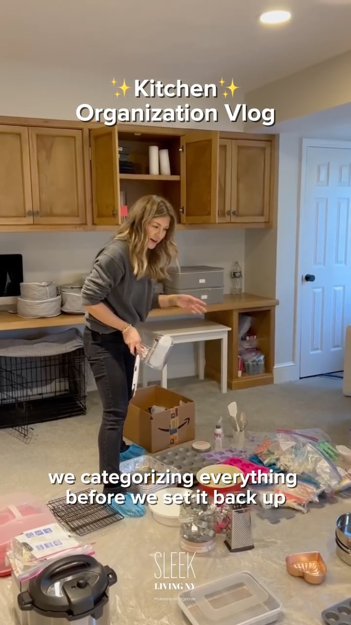 Let's organize your kitchen together! 🍳💫 At Sleek Living, we make your dream kitchen a reality. 💕 As experts in organization, we take care of every detail to make your space perfect. Trust us! 😊